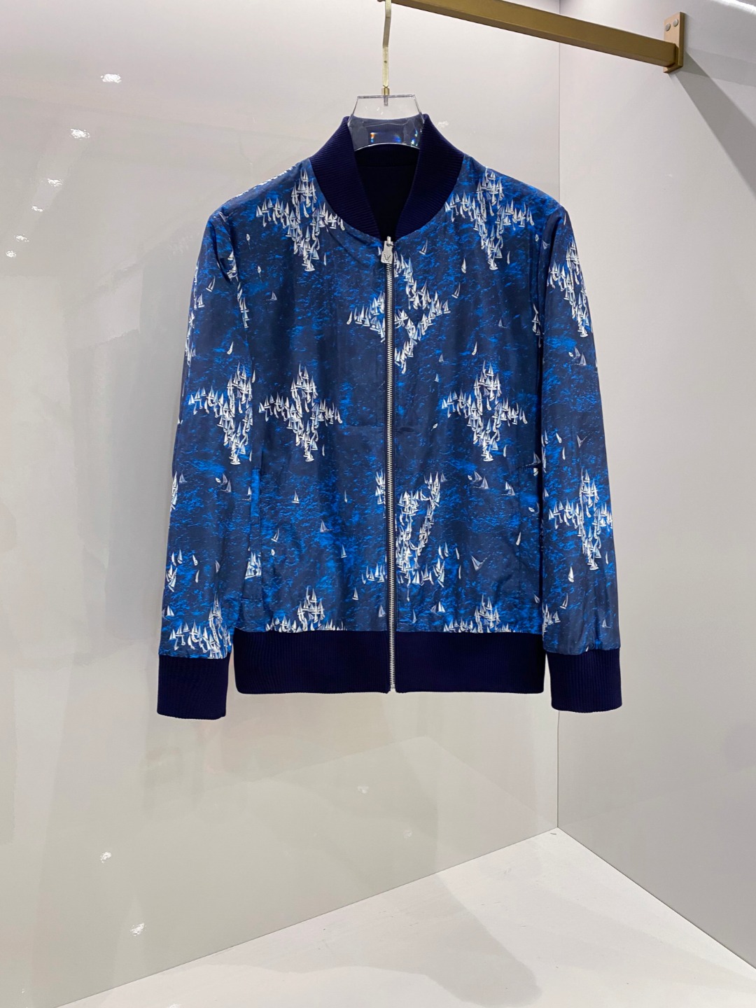 NO:512763,LV jacket jacket on both sides 25ss autumn new style. The same style for men's baseball collar jacket on the official website, the chest logo. The original single three-standard high-end version. Customized fabric. Breathable and comfortable, impeccable details. One side is jacquard and stylish, and the other side is clean. The design concept of brand elements reflects high quality. The feel is delicate and soft. It presents casual cut and the upper body style is superb. Hei highly recommends. Number M-3XL,,louis vuitton, jackets & coats, jackets & coats, alexander wang19860909LV两面穿夹克外套25ss秋季新款 官网同款男士棒球领外套,胸前logo 原单三标齐全高端版本 定制面料 透气舒适度高,细节无可挑剔,一面提花个性时尚,一面净版商务休闲.品牌元素设计理念,体现高品质.手感细腻柔软 呈现休闲裁剪,上身版型超赞 hei强烈推荐 码数M-3XL,,louis vuitton,jackets & coats,jackets & coats,alexander wang,Men's clothing