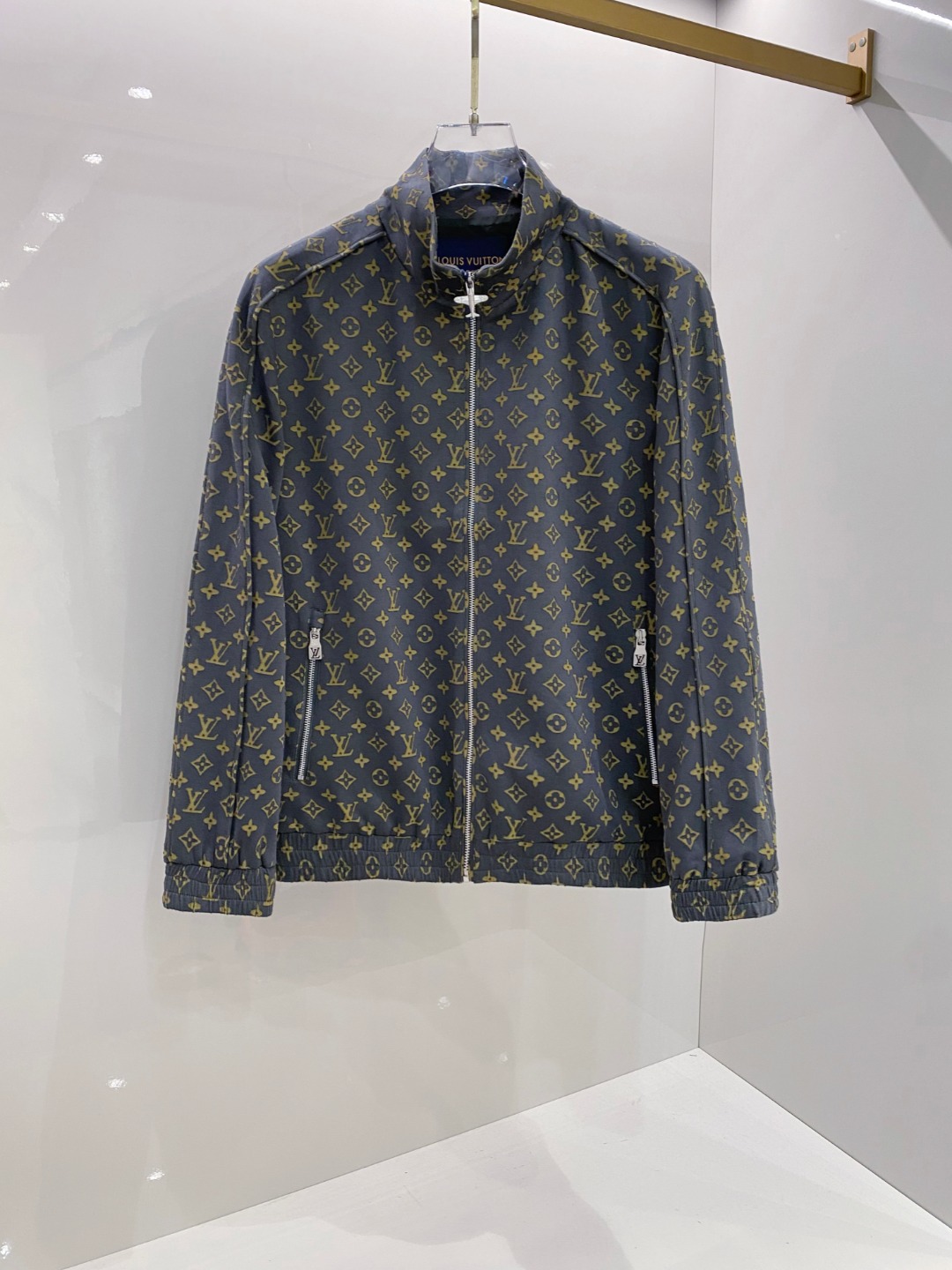 NO:513246,2025SS autumn and winter new LV jacquard jacket series, custom-made fabric for counter, breathable and comfortable, impeccable details, brand element design concept, reflecting high quality. The feel is delicate and soft!  It is casually cut, with a great upper body style!  Wearing it is comfortable and slim, lazy and casual, combined with clean and simple colors, it is particularly pleasing to look at, suitable for daily wear~ I love to launch sports items embellished with vitality prints to welcome the arrival of the warm season. Size 48 50 52 54 56 Color Denim Blue.,,louis vuitton,jackets & coats,jackets & coats,alexander wang198609092025SS秋冬新品LV提花夹克外套 系列 专柜定制面料 透气舒适度高,细节无可挑剔,品牌元素设计理念,体现高品质.手感细腻柔软！呈现休闲裁剪,上身版型超赞！穿上就是舒适自在又显瘦的存在,慵懒而随性,结合干净简单的色系就特别耐看,适合日常穿着~倾情推出缀饰活力印花的运动单品,迎接温暖季节的到来. 尺码48 50 52 54 56 颜色 牛仔蓝.,,louis vuitton,jackets & coats,jackets & coats,alexander wang,Men's clothing