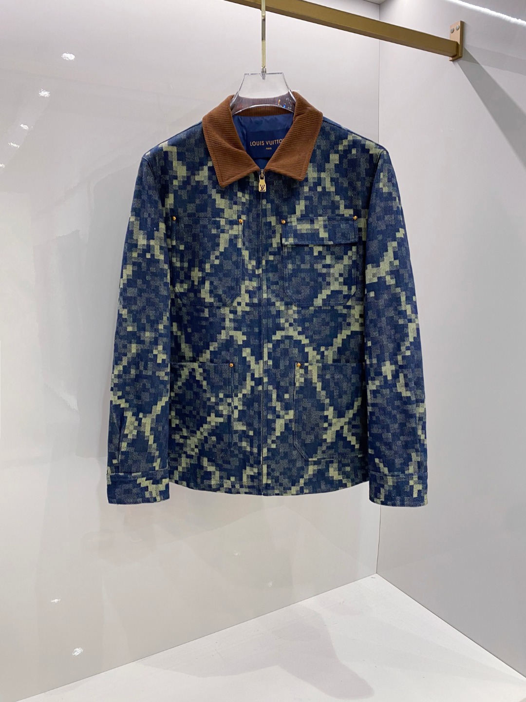 NO:512761,2025SS autumn and winter new LV jacquard jacket lapel jacket, counter customized fabric, breathable and comfortable, impeccable details, brand element design concept, reflecting high quality. It feels delicate and soft!  It is casually cut, with a great upper body style!  Wearing it is comfortable and slim, lazy and casual, combined with clean and simple colors, it is particularly pleasing to look at. It is suitable for daily wear~ I love to launch sports items embellished with vitality prints to welcome the arrival of the warm season. Size 48/50/52/54/56,,louis vuitton,jackets & coats,jackets & coats,alexander wang198609092025SS秋冬新品LV提花夹克翻领外套 专柜定制面料 透气舒适度高,细节无可挑剔,品牌元素设计理念,体现高品质.手感细腻柔软！呈现休闲裁剪,上身版型超赞！穿上就是舒适自在又显瘦的存在,慵懒而随性,结合干净简单的色系就特别耐看,适合日常穿着~倾情推出缀饰活力印花的运动单品,迎接温暖季节的到来. 尺码48/50/52/54/56,,louis vuitton,jackets & coats,jackets & coats,alexander wang,Men's clothing