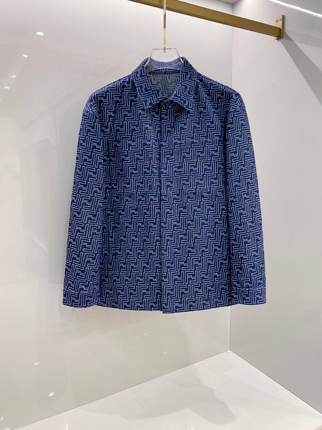 NO:512759,2025SS autumn and winter new Fendi Fendi jacquard jacket, customized counter fabric, breathable and comfortable, impeccable details, brand element design concept, reflecting high quality. It feels delicate and soft!  It is casually cut, with a great upper body style!  Wearing it is comfortable and slim, lazy and casual, combined with clean and simple colors, it is particularly pleasing to look at. It is suitable for daily wear~ I love to launch sports items embellished with vitality prints to welcome the arrival of the warm season. Size 48/50/52/54/56, fendi, fendi, jackets & coats, jackets & coats, alexander wang198609092025SS秋冬新品芬迪Fendi提花夹克外套 专柜定制面料 透气舒适度高,细节无可挑剔,品牌元素设计理念,体现高品质.手感细腻柔软！呈现休闲裁剪,上身版型超赞！穿上就是舒适自在又显瘦的存在,慵懒而随性,结合干净简单的色系就特别耐看,适合日常穿着~倾情推出缀饰活力印花的运动单品,迎接温暖季节的到来. 尺码48/50/52/54/56,,fendi,fendi,jackets & coats,jackets & coats,alexander wang,Men's clothing