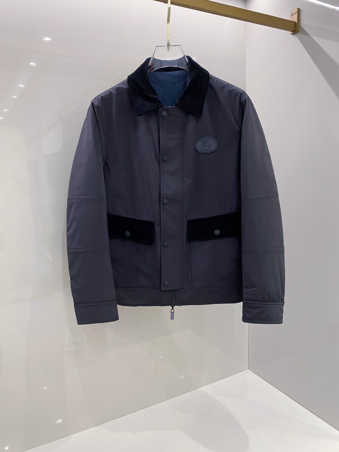 NO:512774,BURBERRY/Burberry autumn and winter men's cotton jackets on both sides~This cotton jacket is made of imported materials, made of thick and dense, with the superior characteristics of scratch and wear resistance. Moreover, this fabric has excellent wrinkle resistance, stands upright, wrinkle-resistant, non-sharp, and is uniquely stylish. It has a classic plaid design inside, with high brand recognition, reflecting the combination of tradition and classic~  The classic diamond quilted pattern decoration is very Bur's consistent British style. The imported machine pressing grid technology is trimmed with three-dimensional cutting of grids. The whole piece uses diamond quilted line craftsmanship. Its three-dimensional structure is fashionable and fashionable. The cotton jacket that can make people shine. It is exquisitely made. Each line is completely in accordance with the EU standards. Each grid is so full, with a light upper body, but the H-shaped upper body does not look bloated at all, easily tolerating all kinds of figures!  The lapel design adds three-dimensionality to the minimalist version!  A simple style that you will fall in love with at first glance. This type of cotton jacket is rare, so buy and cherish it!  Color black Size 48-56, Burberry, Burberry, Jackets & coats, Jackets & coats, Alexander wang19860909BURBERRY/巴宝莉秋冬男士两面穿棉服外套~此款棉服夹克取材客供进口材质制成面料手感厚实密度极高具有防刮耐磨的优越特性,并且这种面料,抗皱性非常出色,立挺抗皱不沾灰,标新立异拉链翻盖口袋低调又时髦,内里经典格子设计,品牌辨识度高,体现传统与经典的结合～ 满幅经典的菱形绗缝图案装饰非常具有Bur一贯的英伦格调风格,进口机压线格工艺对格立体剪裁,整一件用了菱格纹绗线工艺细致它的立体状结构时尚出街超高回头率能让人眼前一亮的棉服就是它了,精致做工,每一条走线完全按照欧盟要求标准,每一格充绒都是那么饱满,上身轻盈,H版型上身却丝毫不显臃肿,轻松包容各种身形！翻领设计,给极简的版型增添了立体感！简约却一眼就会爱上的款,这种版型的棉服真不多见,且买且珍惜！ 颜色黑色 尺码48-56,,burberry,burberry,jackets & coats,jackets & coats,alexander wang,Men's clothing