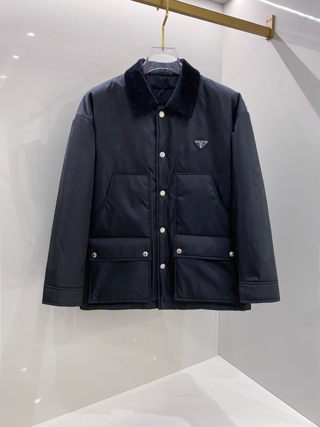 NO:512772,Prada PRADA 2025 latest fashion designer cotton jacket. The details show the design changes of high-end structural tailoring to show the diverse image changes of men, slim and neat, tailoring, meet the popular multi-layered outfits and versatile styles of life!  Number of codes 48-56, prada, prada, jackets & coats, alexander wang19860909普拉达PRADA2025最新款时尚设计师款棉服外套.处处细节显工艺足够的高级结构性剪裁的设计改变来展现男士多样的形象变化,修身利落、剪裁合体,满足时下正流行的多层次穿搭,生活百搭款式！ 码数48-56,,prada,prada,jackets & coats,alexander wang,Men's clothing