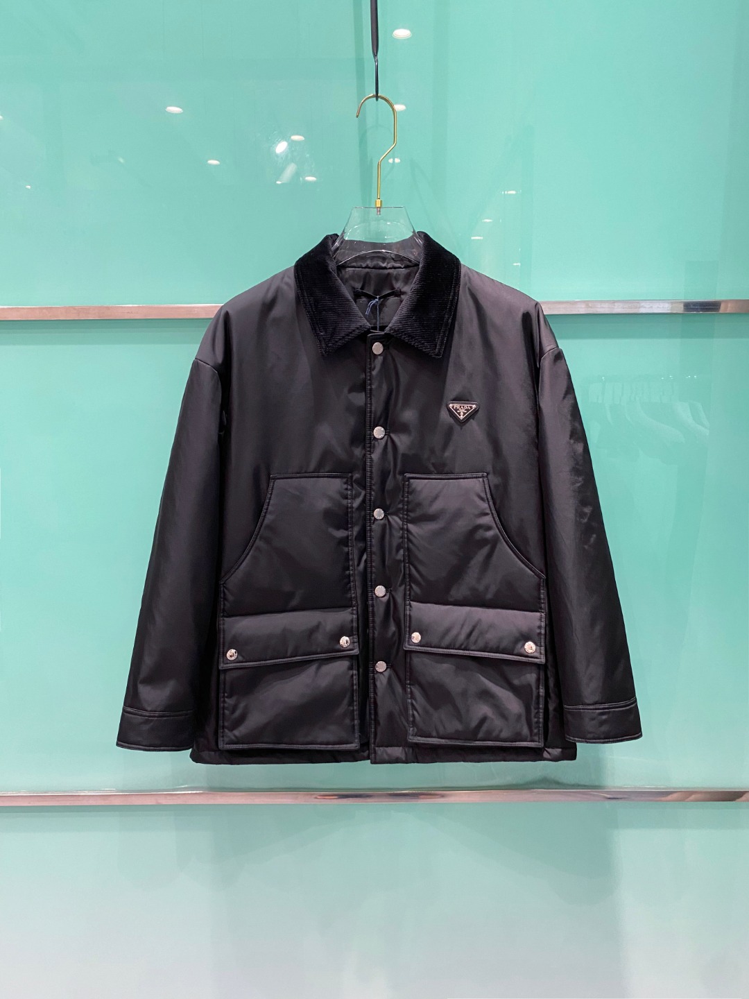 NO:567971,PRADA's 2025 latest fashion designer cotton jacket. Every detail shows craftsmanship and the design changes are enough high-end structural tailoring to show men's diverse image changes. It is slim and neat, and tailored to meet the current popular multi-layered outfits and versatile styles for life!  Size 48-56,,prada,prada,jackets & coats,alexander wang19860909普拉达PRADA2025最新款时尚设计师款棉服外套.处处细节显工艺足够的高级结构性剪裁的设计改变来展现男士多样的形象变化,修身利落、剪裁合体,满足时下正流行的多层次穿搭,生活百搭款式！ 码数48-56,,prada,prada,jackets & coats,alexander wang,Men's clothing