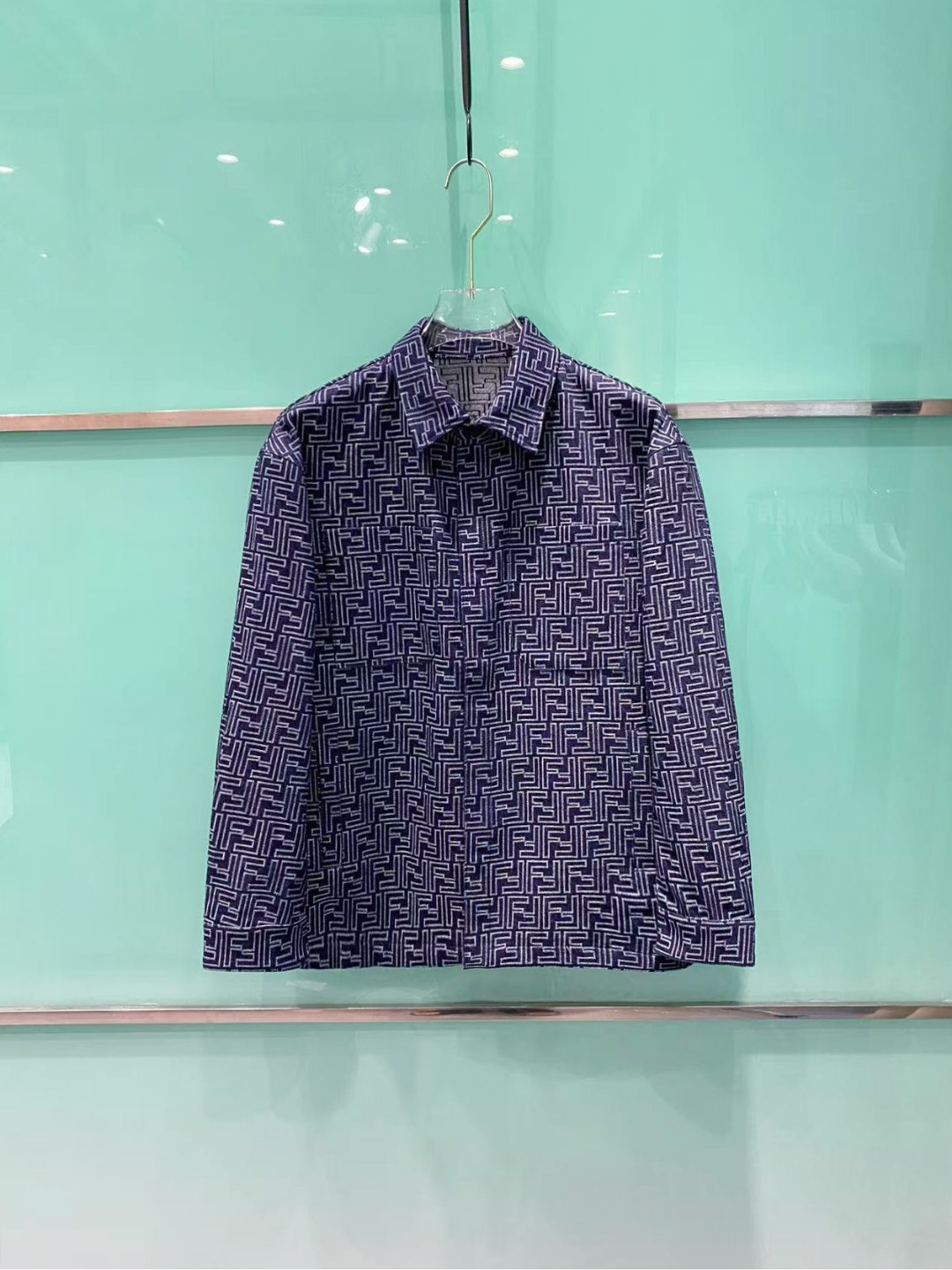 NO:567943,2025SS new autumn and winter Fendi jacquard jacket, counter-customized fabric, high breathability and comfort, impeccable details, brand element design concept, reflecting high quality. It feels delicate and soft!  It presents a casual cut and the upper body shape is awesome!  Wearing it makes you feel comfortable and slim, lazy and casual. When combined with clean and simple colors, it is particularly attractive and suitable for daily wear ~ We introduce sports items decorated with vibrant prints to welcome the arrival of the warm season. Sizes 48/50/52/54/56,, fendi, fendi, jackets & coats, jackets & coats, alexander wang198609092025SS秋冬新品芬迪Fendi提花夹克外套 专柜定制面料 透气舒适度高,细节无可挑剔,品牌元素设计理念,体现高品质.手感细腻柔软！呈现休闲裁剪,上身版型超赞！穿上就是舒适自在又显瘦的存在,慵懒而随性,结合干净简单的色系就特别耐看,适合日常穿着~倾情推出缀饰活力印花的运动单品,迎接温暖季节的到来. 尺码48/50/52/54/56,,fendi,fendi,jackets & coats,jackets & coats,alexander wang,Men's clothing