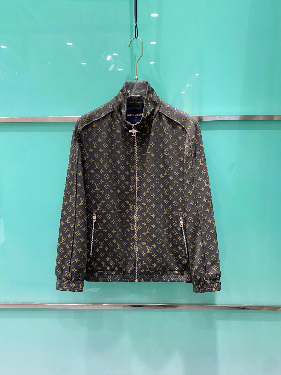 NO:567958,2025SS new autumn and winter LV jacquard jacket series counter custom fabrics with high breathability and comfort, impeccable details, brand element design concept, reflecting high quality. It feels delicate and soft!  It presents a casual cut and the upper body shape is awesome!  Wearing it makes you feel comfortable and slim, lazy and casual, combined with clean and simple colors, it is particularly attractive and suitable for daily wear~ We introduce sports items decorated with vibrant prints to welcome the arrival of the warm season. Size 48 50 52 54 56 Color: denim blue, Louis Vuitton, jackets & coats, jackets & coats, alexander wang198609092025SS秋冬新品LV提花夹克外套 系列 专柜定制面料 透气舒适度高,细节无可挑剔,品牌元素设计理念,体现高品质.手感细腻柔软！呈现休闲裁剪,上身版型超赞！穿上就是舒适自在又显瘦的存在,慵懒而随性,结合干净简单的色系就特别耐看,适合日常穿着~倾情推出缀饰活力印花的运动单品,迎接温暖季节的到来. 尺码48 50 52 54 56 颜色 牛仔蓝,,louis vuitton,jackets & coats,jackets & coats,alexander wang,Men's clothing