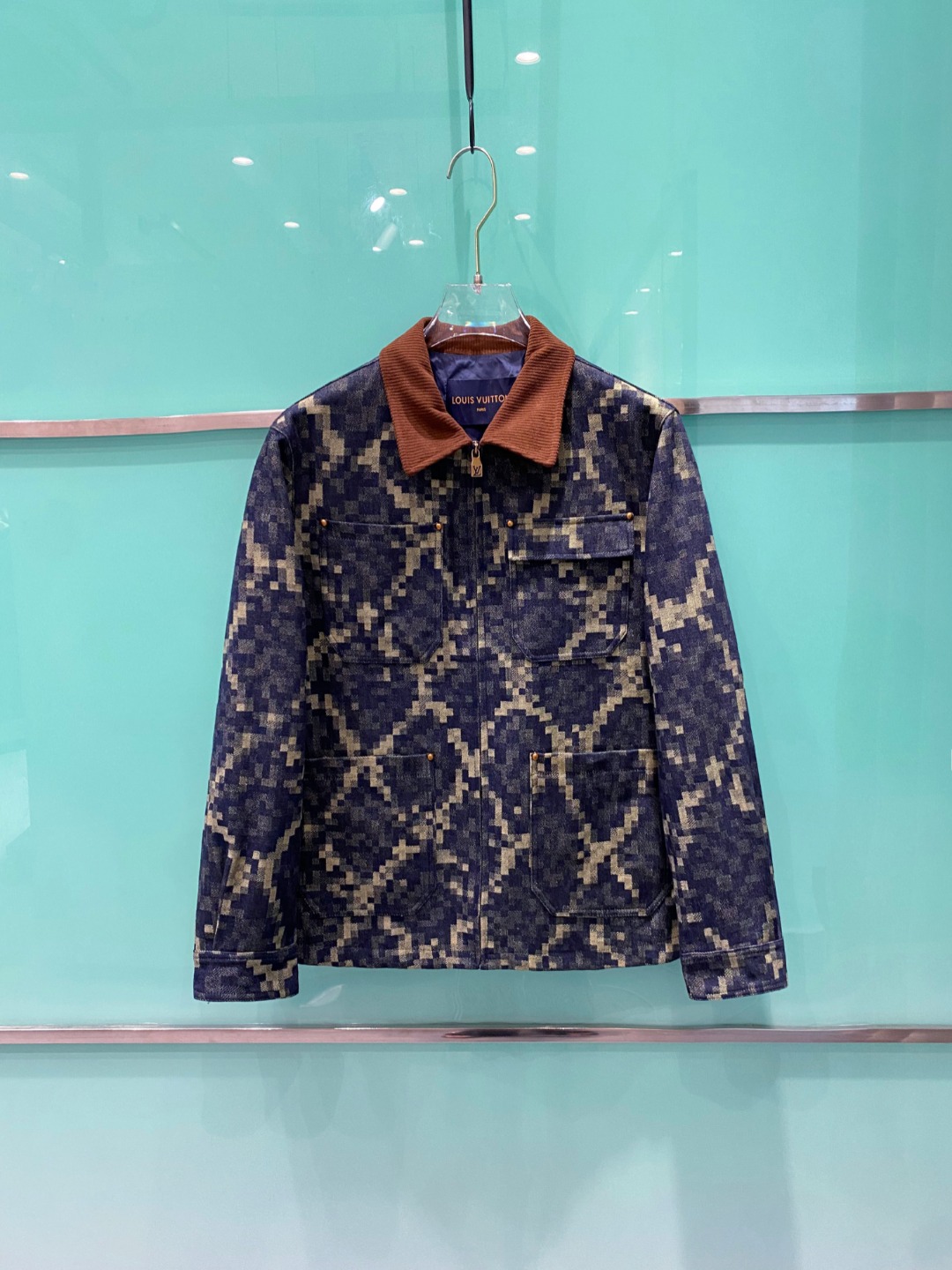 NO:567948,2025SS new autumn and winter LV jacquard jacket lapel jacket, counter-customized fabric, high breathability and comfort, impeccable details, brand element design concept, reflecting high quality. It feels delicate and soft!  It presents a casual cut and the upper body shape is awesome!  Wearing it makes you feel comfortable and slim, lazy and casual. When combined with clean and simple colors, it is particularly attractive and suitable for daily wear. We introduce sports items decorated with vibrant prints to welcome the arrival of the warm season. Sizes 48/50/52/54/56,, louis vuitton, jackets & coats, jackets & coats, alexander wang198609092025SS秋冬新品LV提花夹克翻领外套 专柜定制面料 透气舒适度高,细节无可挑剔,品牌元素设计理念,体现高品质.手感细腻柔软！呈现休闲裁剪,上身版型超赞！穿上就是舒适自在又显瘦的存在,慵懒而随性,结合干净简单的色系就特别耐看,适合日常穿着~倾情推出缀饰活力印花的运动单品,迎接温暖季节的到来. 尺码48/50/52/54/56,,louis vuitton,jackets & coats,jackets & coats,alexander wang,Men's clothing