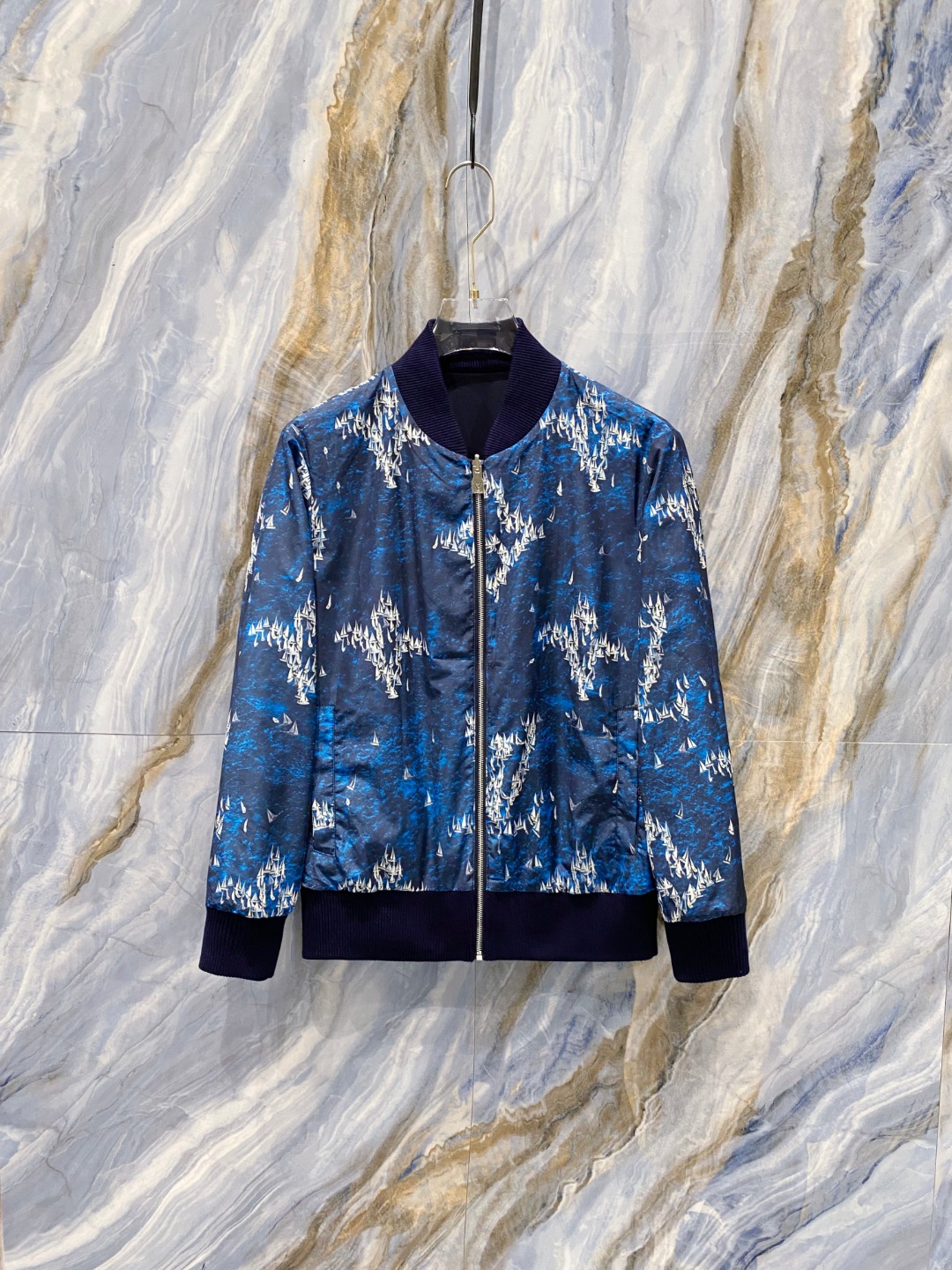 NO:514221,LV jacket jacket on both sides 25ss autumn new style. The same style for men's baseball collar jacket on the official website, the chest logo. The original single three-standard high-end version. Customized fabric. Breathable and comfortable, impeccable details. One side is jacquard and stylish, and the other side is clean. The design concept of brand elements reflects high quality. The feel is delicate and soft. It presents casual cut and the upper body style is superb. Hei highly recommends. Number M-3XL,,louis vuitton, jackets & coats, jackets & coats, alexander wang19860909LV两面穿夹克外套25ss秋季新款 官网同款男士棒球领外套,胸前logo 原单三标齐全高端版本 定制面料 透气舒适度高,细节无可挑剔,一面提花个性时尚,一面净版商务休闲.品牌元素设计理念,体现高品质.手感细腻柔软 呈现休闲裁剪,上身版型超赞 hei强烈推荐 码数M-3XL,,louis vuitton,jackets & coats,jackets & coats,alexander wang,Men's clothing