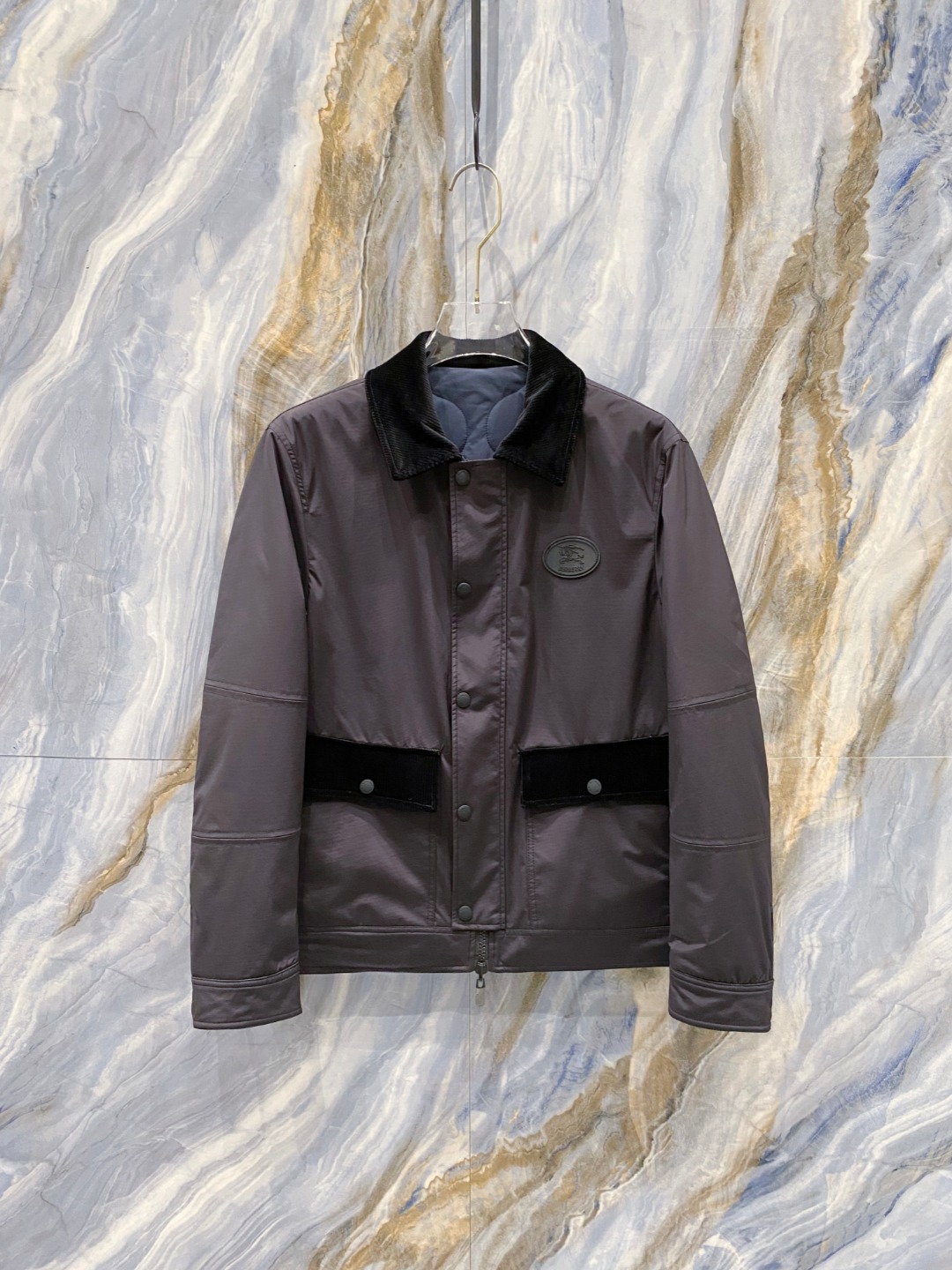 NO:514227,BURBERRY/Burberry autumn and winter men's cotton jackets on both sides~This cotton jacket is made of imported materials, made of thick and dense, with the superior characteristics of scratch and wear resistance. Moreover, this fabric has excellent wrinkle resistance, stands upright, wrinkle-resistant, non-sharp, and is uniquely stylish. It has a classic plaid design inside, with high brand recognition, reflecting the combination of tradition and classic~  The classic diamond quilted pattern decoration is very Bur's consistent British style. The imported machine pressing grid technology is trimmed with three-dimensional cutting of grids. The whole piece uses diamond quilted line craftsmanship. Its three-dimensional structure is fashionable and fashionable. The cotton jacket that can make people shine. It is exquisitely made. Each line is completely in accordance with the EU standards. Each grid is so full, with a light upper body, but the H-shaped upper body does not look bloated at all, easily tolerating all kinds of figures!  The lapel design adds three-dimensionality to the minimalist version!  A simple style that you will fall in love with at first glance. This type of cotton jacket is rare, so buy and cherish it!  Color black Size 48-56, Burberry, Burberry, Jackets & coats, Jackets & coats, Alexander wang19860909BURBERRY/巴宝莉秋冬男士两面穿棉服外套~此款棉服夹克取材客供进口材质制成面料手感厚实密度极高具有防刮耐磨的优越特性,并且这种面料,抗皱性非常出色,立挺抗皱不沾灰,标新立异拉链翻盖口袋低调又时髦,内里经典格子设计,品牌辨识度高,体现传统与经典的结合～ 满幅经典的菱形绗缝图案装饰非常具有Bur一贯的英伦格调风格,进口机压线格工艺对格立体剪裁,整一件用了菱格纹绗线工艺细致它的立体状结构时尚出街超高回头率能让人眼前一亮的棉服就是它了,精致做工,每一条走线完全按照欧盟要求标准,每一格充绒都是那么饱满,上身轻盈,H版型上身却丝毫不显臃肿,轻松包容各种身形！翻领设计,给极简的版型增添了立体感！简约却一眼就会爱上的款,这种版型的棉服真不多见,且买且珍惜！ 颜色黑色 尺码48-56,,burberry,burberry,jackets & coats,jackets & coats,alexander wang,Men's clothing