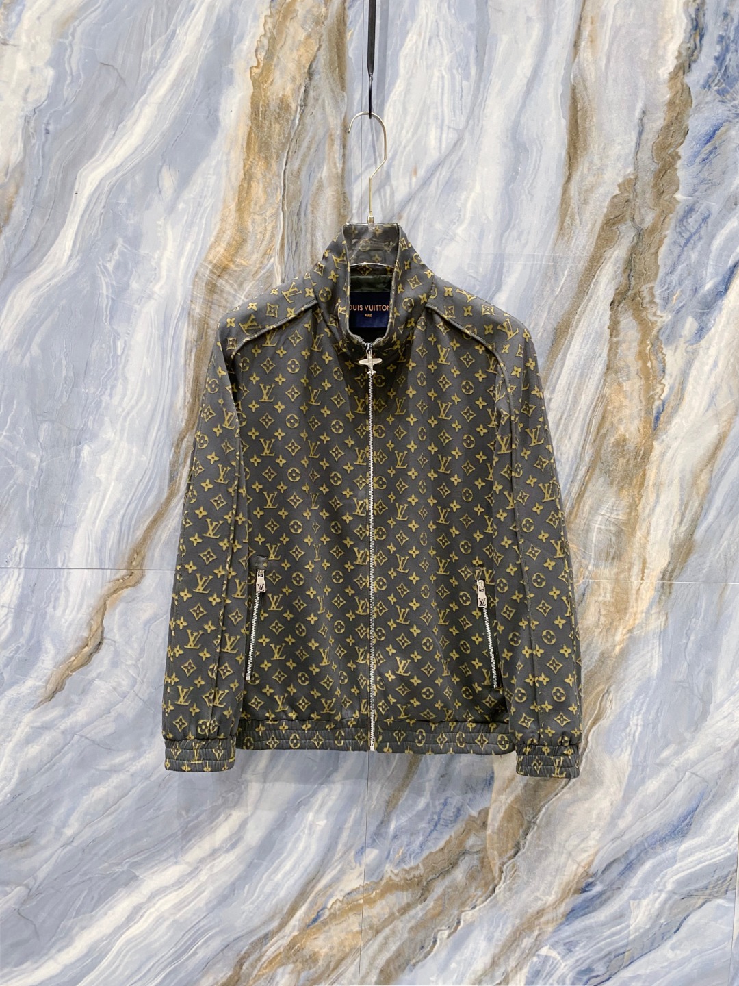 NO:514225,SS autumn and winter new LV jacquard jacket series, custom-made fabric for counter, breathable and comfortable, impeccable details, brand elements design concept, reflecting high quality. The feel is delicate and soft!  It is casually cut, with a great upper body style!  Wearing it is comfortable and slim, lazy and casual, combined with clean and simple colors, it is particularly pleasing to look at. It is suitable for daily wear~ I love to launch sports items embellished with vitality prints to welcome the arrival of the warm season. Size 48 50 52 54 56 Color Denim Blue,,louis vuitton,jackets & coats,jackets & coats,alexander wang19860909SS秋冬新品LV提花夹克外套 系列 专柜定制面料 透气舒适度高,细节无可挑剔,品牌元素设计理念,体现高品质.手感细腻柔软！呈现休闲裁剪,上身版型超赞！穿上就是舒适自在又显瘦的存在,慵懒而随性,结合干净简单的色系就特别耐看,适合日常穿着~倾情推出缀饰活力印花的运动单品,迎接温暖季节的到来. 尺码48 50 52 54 56 颜色 牛仔蓝,,louis vuitton,jackets & coats,jackets & coats,alexander wang,Men's clothing