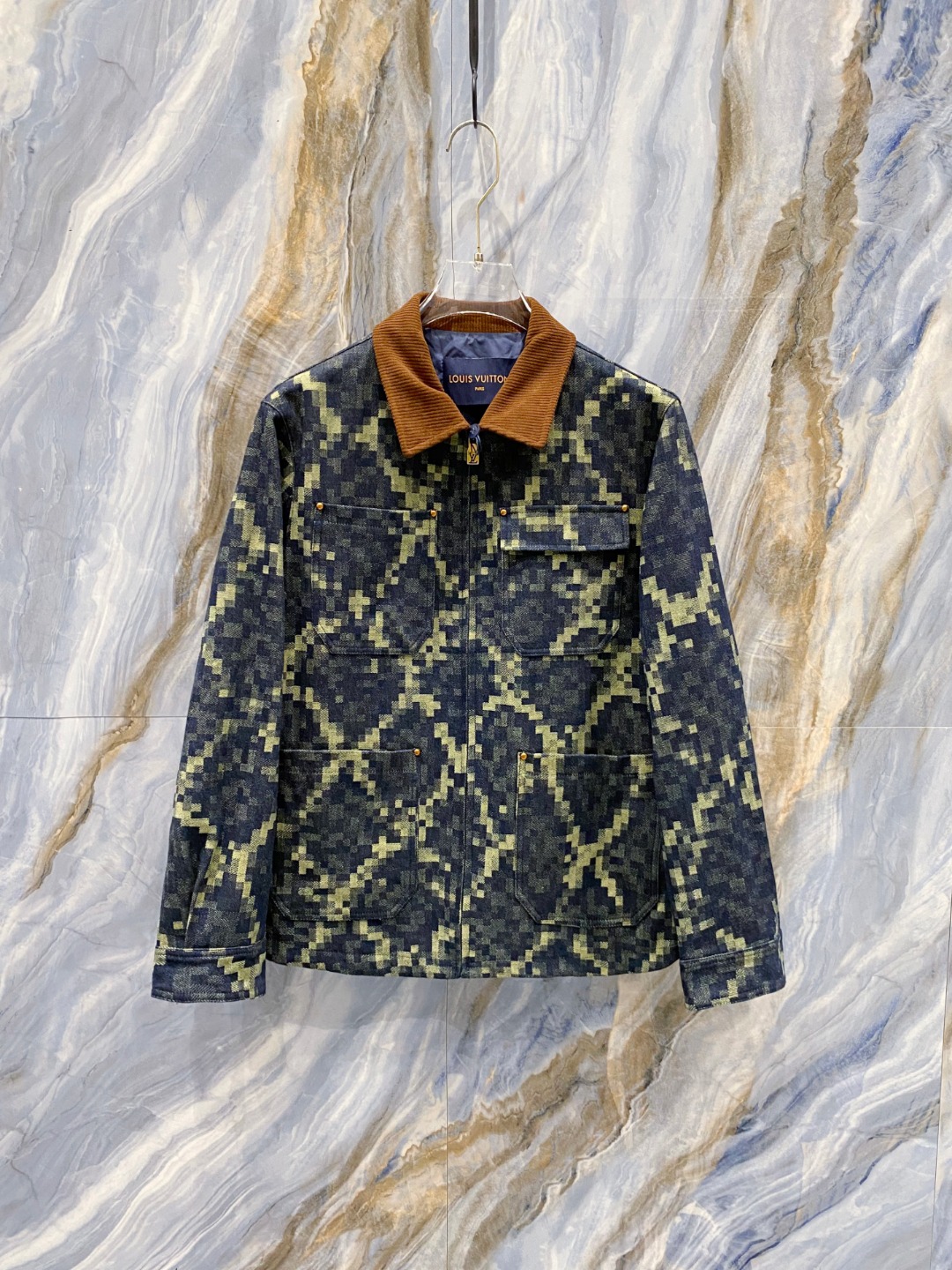 NO:514219,SS autumn and winter new LV jacquard jacket lapel jacket, counter customized fabric, breathable and comfortable, impeccable details, brand element design concept, reflecting high quality. It feels delicate and soft!  It is casually cut, with a great upper body style!  Wearing it is comfortable and slim, lazy and casual, combined with clean and simple colors, it is particularly pleasing to look at. It is suitable for daily wear~ I love to launch sports items embellished with vitality prints to welcome the arrival of the warm season. Size 48/50/52/54/56,,louis vuitton,jackets & coats,jackets & coats,alexander wang19860909SS秋冬新品LV提花夹克翻领外套 专柜定制面料 透气舒适度高,细节无可挑剔,品牌元素设计理念,体现高品质.手感细腻柔软！呈现休闲裁剪,上身版型超赞！穿上就是舒适自在又显瘦的存在,慵懒而随性,结合干净简单的色系就特别耐看,适合日常穿着~倾情推出缀饰活力印花的运动单品,迎接温暖季节的到来. 尺码48/50/52/54/56,,louis vuitton,jackets & coats,jackets & coats,alexander wang,Men's clothing