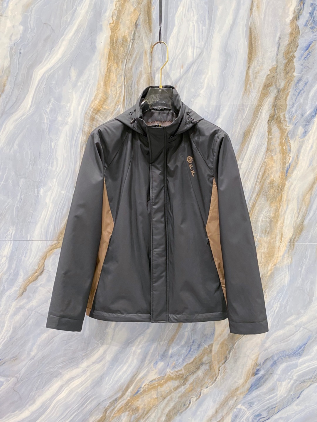 NO:514223,Lss autumn new style, the same style as men's hooded windbreaker jacket on the official website, chest logo, original single three-standard high-end version, customized fabric, breathable and comfortable, impeccable details, brand element design concept, reflecting high quality. The feel is delicate and soft, presents casual cut, and the upper body style is superb. Hei strongly recommends the code number M-3XL,, jackets & coats,hats,alexander wang19860909Lss秋季新款 官网同款男士连帽风衣外套,胸前logo 原单三标齐全高端版本 定制面料 透气舒适度高,细节无可挑剔,品牌元素设计理念,体现高品质.手感细腻柔软 呈现休闲裁剪,上身版型超赞 hei强烈推荐 码数M-3XL,,jackets & coats,hats,alexander wang,Men's clothing