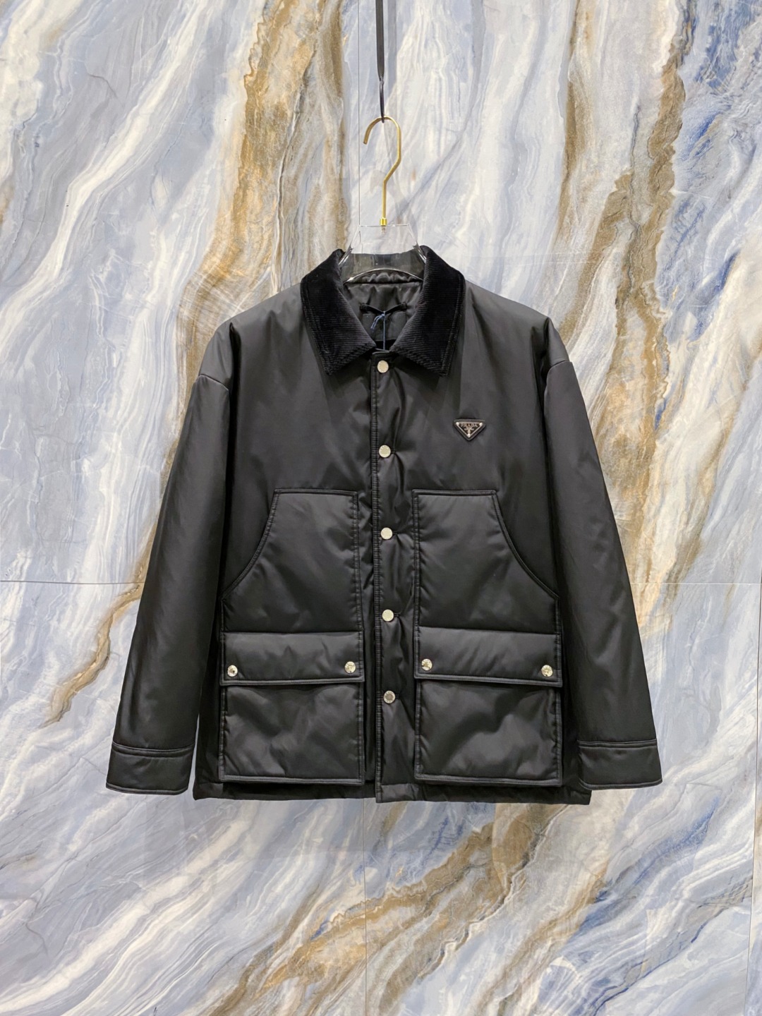 NO:514215,Prada PRADA's latest fashion designer cotton jacket. The details show the design changes of high-level structural tailoring are sufficient to show the diverse image changes of men, slim and neat, and tailoring, satisfying the popular multi-layered outfits and versatile styles of life!  Number of codes 48-56, prada, prada, jackets & coats, alexander wang19860909普拉达PRADA最新款时尚设计师款棉服外套.处处细节显工艺足够的高级结构性剪裁的设计改变来展现男士多样的形象变化,修身利落、剪裁合体,满足时下正流行的多层次穿搭,生活百搭款式！ 码数48-56,,prada,prada,jackets & coats,alexander wang,Men's clothing