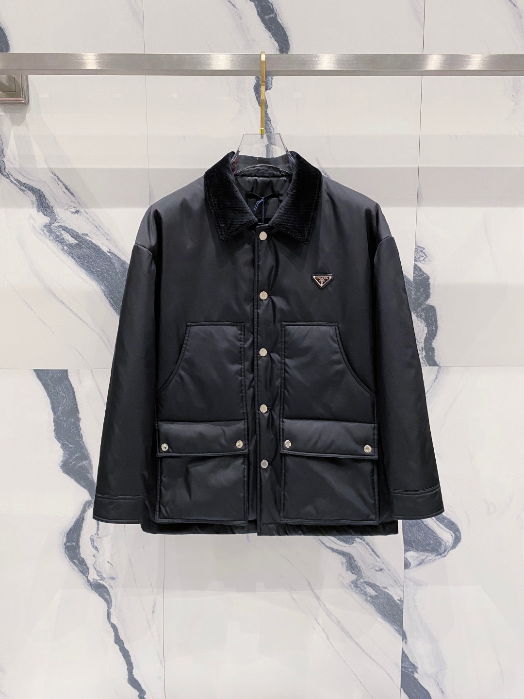 NO:528916,Prada PRADA 2025 latest fashion designer cotton jacket. The details show the design changes of high-end structural tailoring to show the diverse image changes of men, slim and neat, tailoring, meet the popular multi-layered outfits and versatile styles of life!  Number of codes 48-56, prada, prada, jackets & coats, alexander wang19860909普拉达PRADA2025最新款时尚设计师款棉服外套.处处细节显工艺足够的高级结构性剪裁的设计改变来展现男士多样的形象变化,修身利落、剪裁合体,满足时下正流行的多层次穿搭,生活百搭款式！ 码数48-56,,prada,prada,jackets & coats,alexander wang,Men's clothing