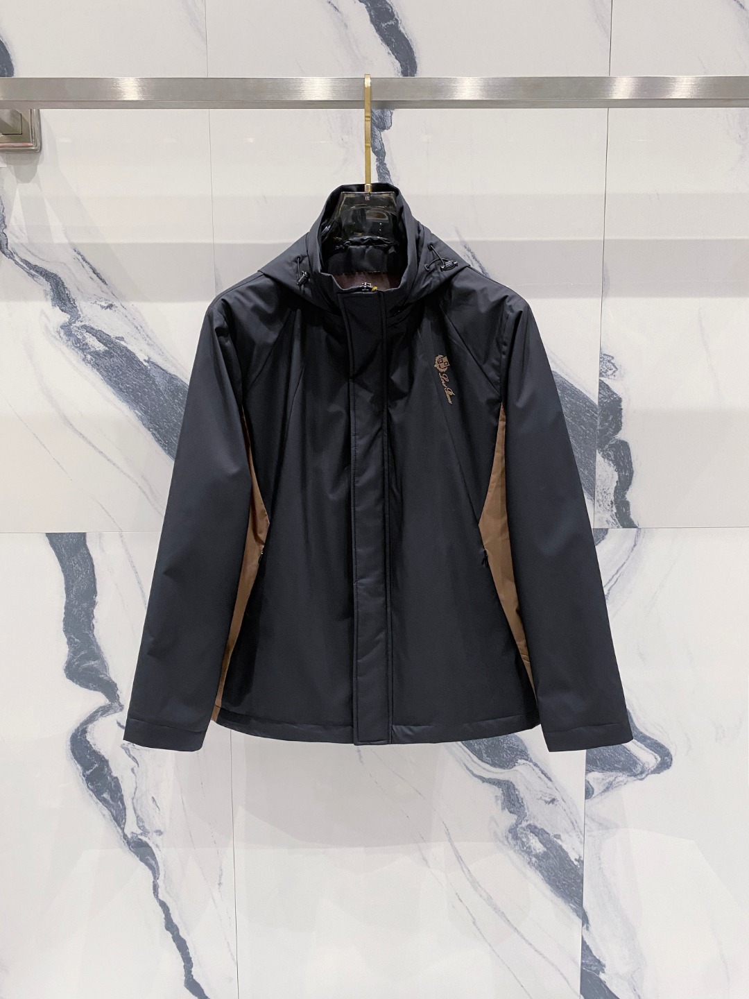 NO:528934,Lss autumn new style, the same style as men's hooded windbreaker jacket on the official website, chest logo, original single three-standard high-end version, customized fabric, breathable and comfortable, impeccable details, brand element design concept, reflecting high quality. The feel is delicate and soft, presents casual cut, and the upper body style is superb. Hei strongly recommends the code number M-3XL,, jackets & coats,hats,alexander wang19860909Lss秋季新款 官网同款男士连帽风衣外套,胸前logo 原单三标齐全高端版本 定制面料 透气舒适度高,细节无可挑剔,品牌元素设计理念,体现高品质.手感细腻柔软 呈现休闲裁剪,上身版型超赞 hei强烈推荐 码数M-3XL,,jackets & coats,hats,alexander wang,Men's clothing