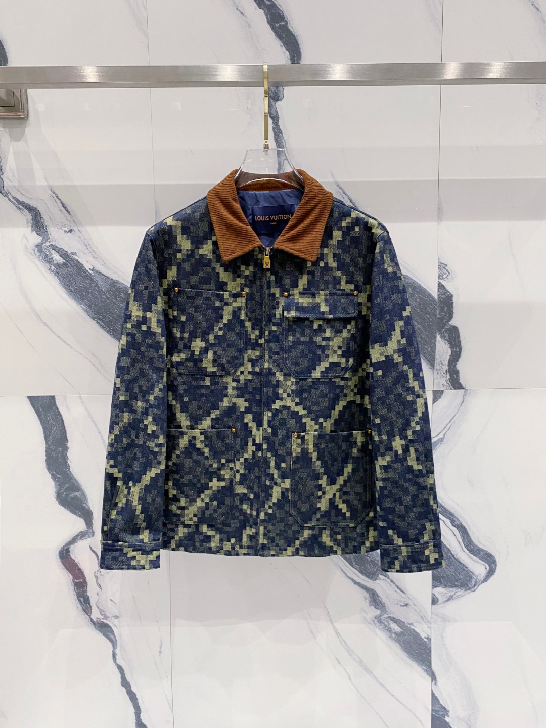 NO:528928,2025SS autumn and winter new LV jacquard jacket lapel jacket, counter customized fabric, breathable and comfortable, impeccable details, brand element design concept, reflecting high quality. It feels delicate and soft!  It is casually cut, with a great upper body style!  Wearing it is comfortable and slim, lazy and casual, combined with clean and simple colors, it is particularly pleasing to look at. It is suitable for daily wear~ I love to launch sports items embellished with vitality prints to welcome the arrival of the warm season. Size 48/50/52/54/56,,louis vuitton,jackets & coats,jackets & coats,alexander wang198609092025SS秋冬新品LV提花夹克翻领外套 专柜定制面料 透气舒适度高,细节无可挑剔,品牌元素设计理念,体现高品质.手感细腻柔软！呈现休闲裁剪,上身版型超赞！穿上就是舒适自在又显瘦的存在,慵懒而随性,结合干净简单的色系就特别耐看,适合日常穿着~倾情推出缀饰活力印花的运动单品,迎接温暖季节的到来. 尺码48/50/52/54/56,,louis vuitton,jackets & coats,jackets & coats,alexander wang,Men's clothing