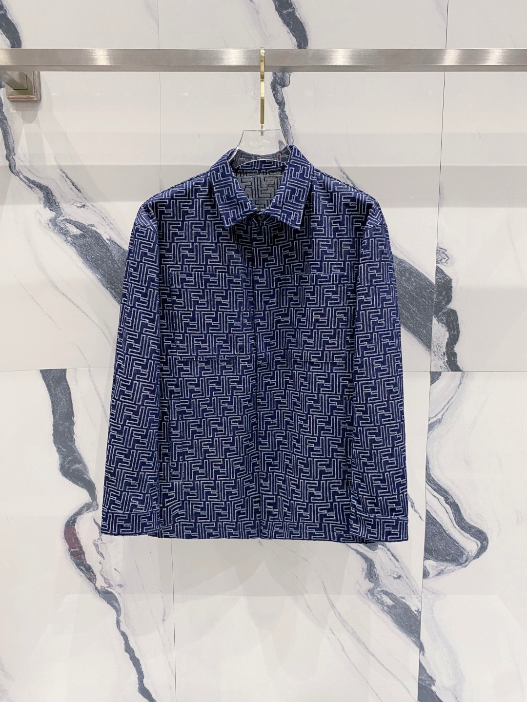 NO:528925,2025SS autumn and winter new Fendi Fendi jacquard jacket, customized counter fabric, breathable and comfortable, impeccable details, brand element design concept, reflecting high quality. It feels delicate and soft!  It is casually cut, with a great upper body style!  Wearing it is comfortable and slim, lazy and casual, combined with clean and simple colors, it is particularly pleasing to look at. It is suitable for daily wear~ I love to launch sports items embellished with vitality prints to welcome the arrival of the warm season. Size 48/50/52/54/56, fendi, fendi, jackets & coats, jackets & coats, alexander wang198609092025SS秋冬新品芬迪Fendi提花夹克外套 专柜定制面料 透气舒适度高,细节无可挑剔,品牌元素设计理念,体现高品质.手感细腻柔软！呈现休闲裁剪,上身版型超赞！穿上就是舒适自在又显瘦的存在,慵懒而随性,结合干净简单的色系就特别耐看,适合日常穿着~倾情推出缀饰活力印花的运动单品,迎接温暖季节的到来. 尺码48/50/52/54/56,,fendi,fendi,jackets & coats,jackets & coats,alexander wang,Men's clothing