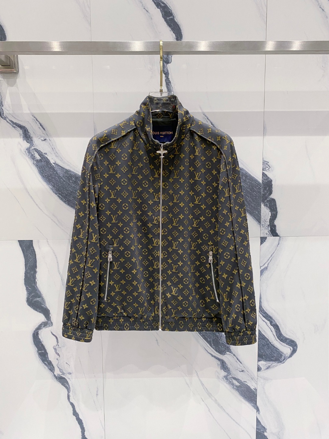 NO:528942,SS autumn and winter new LV jacquard jacket series, custom-made fabric for counter, breathable and comfortable, impeccable details, brand elements design concept, reflecting high quality. The feel is delicate and soft!  It is casually cut, with a great upper body style!  Wearing it is comfortable and slim, lazy and casual, combined with clean and simple colors, it is particularly pleasing to look at. It is suitable for daily wear~ I love to launch sports items embellished with vitality prints to welcome the arrival of the warm season. Size 48 50 52 54 56 Color Denim Blue,,louis vuitton,jackets & coats,jackets & coats,alexander wang19860909SS秋冬新品LV提花夹克外套 系列 专柜定制面料 透气舒适度高,细节无可挑剔,品牌元素设计理念,体现高品质.手感细腻柔软！呈现休闲裁剪,上身版型超赞！穿上就是舒适自在又显瘦的存在,慵懒而随性,结合干净简单的色系就特别耐看,适合日常穿着~倾情推出缀饰活力印花的运动单品,迎接温暖季节的到来. 尺码48 50 52 54 56 颜色 牛仔蓝,,louis vuitton,jackets & coats,jackets & coats,alexander wang,Men's clothing