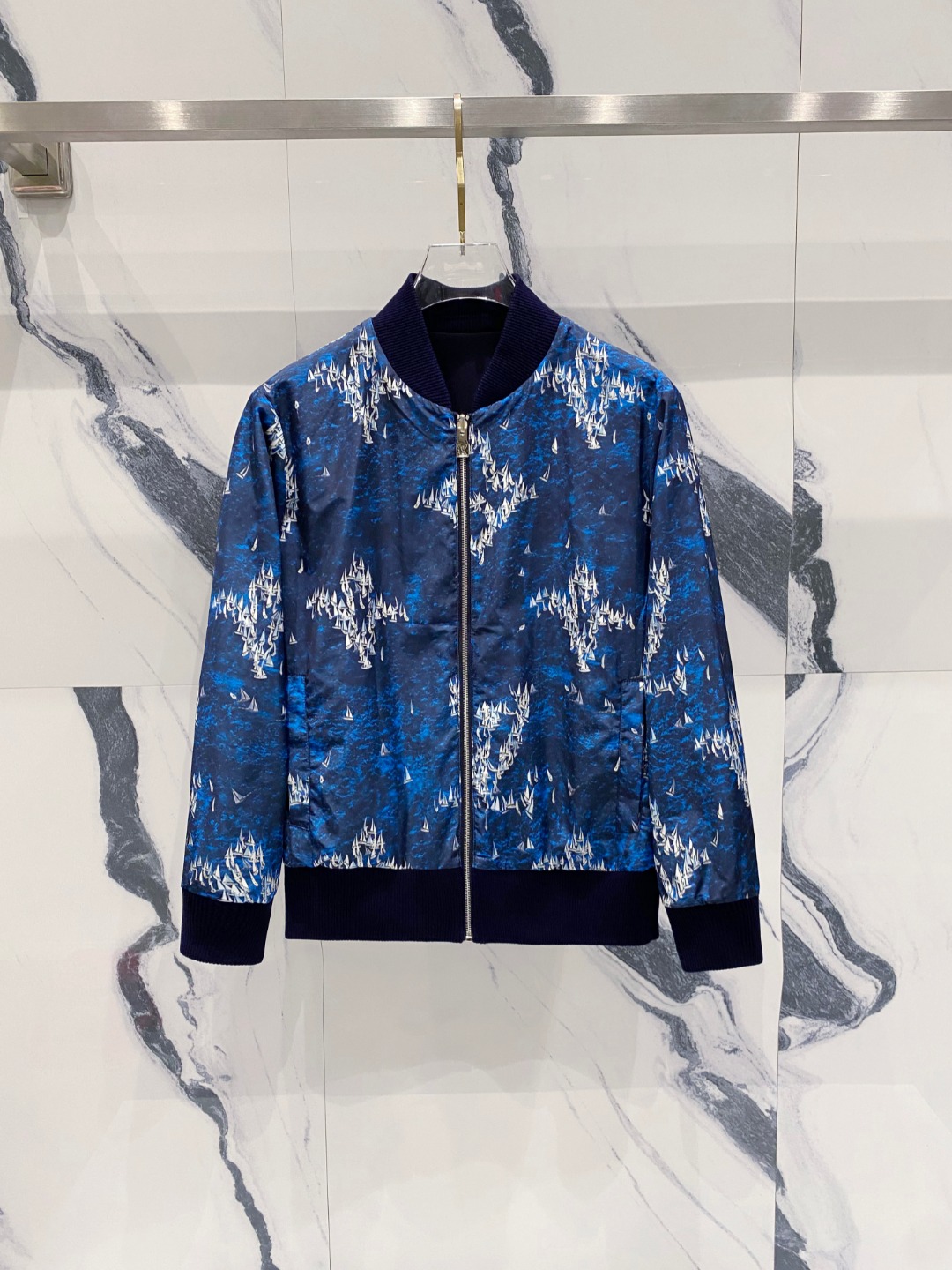 NO:528931,LV jacket jacket on both sides 25ss autumn new style. The same style for men's baseball collar jacket on the official website, the chest logo. The original single three-standard high-end version. Customized fabric. Breathable and comfortable, impeccable details. One side is jacquard and stylish, and the other side is clean. The design concept of brand elements reflects high quality. The feel is delicate and soft. It presents casual cut and the upper body style is superb. Hei highly recommends. Number M-3XL,,louis vuitton, jackets & coats, jackets & coats, alexander wang19860909LV两面穿夹克外套25ss秋季新款 官网同款男士棒球领外套,胸前logo 原单三标齐全高端版本 定制面料 透气舒适度高,细节无可挑剔,一面提花个性时尚,一面净版商务休闲.品牌元素设计理念,体现高品质.手感细腻柔软 呈现休闲裁剪,上身版型超赞 hei强烈推荐 码数M-3XL,,louis vuitton,jackets & coats,jackets & coats,alexander wang,Men's clothing