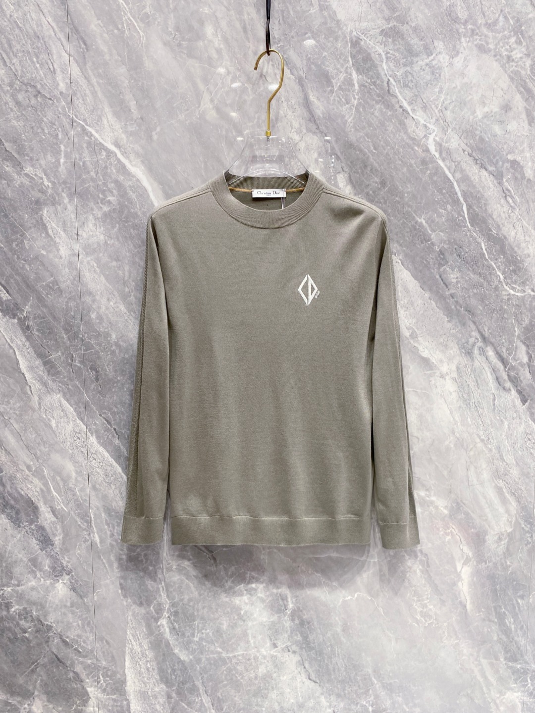 NO:498587,Dior2025 new classic knitted sweater series for men. Imported knitted fabrics are presented. The light and soft fabrics are dyed by ready-to-wear to create an elegant texture. The original custom imported yarn color dyed, customized rib collar, and foot design contrasting ribs. The classic makes the clothes softer with the inherent sporty atmosphere. The versatile style makes it very suitable for single wear, and all auxiliary materials are provided by customers. The yarn is made by customers, thickness and conventional warmth, skin-friendly and delicate, not sweaty, super comfortable. The solid color design model is atmospheric and fashionable overall, and can be casual and business!  Code number M-3xL (105-125), dior, sweaters, alexander wang19860909Dior2025新款男士经典针织毛衣系列 进口针织面料呈现.轻盈柔软的面料经过成衣染色,营造出优雅纹理,原版定制进口纱线色染 定制罗纹领口 起脚设计撞色罗纹 经典让衣服与生俱有的运动气息得以柔和.百搭风范令其非常适合单穿,所有辅料全部客供.客供纱制作,厚度和常规保暖 亲肤细腻不闷汗,超级舒服.纯色设计款,整体就是大气时尚,休闲商务都即可！ 码数M-3xL（105-125）,,dior,sweaters,alexander wang,Men's clothing