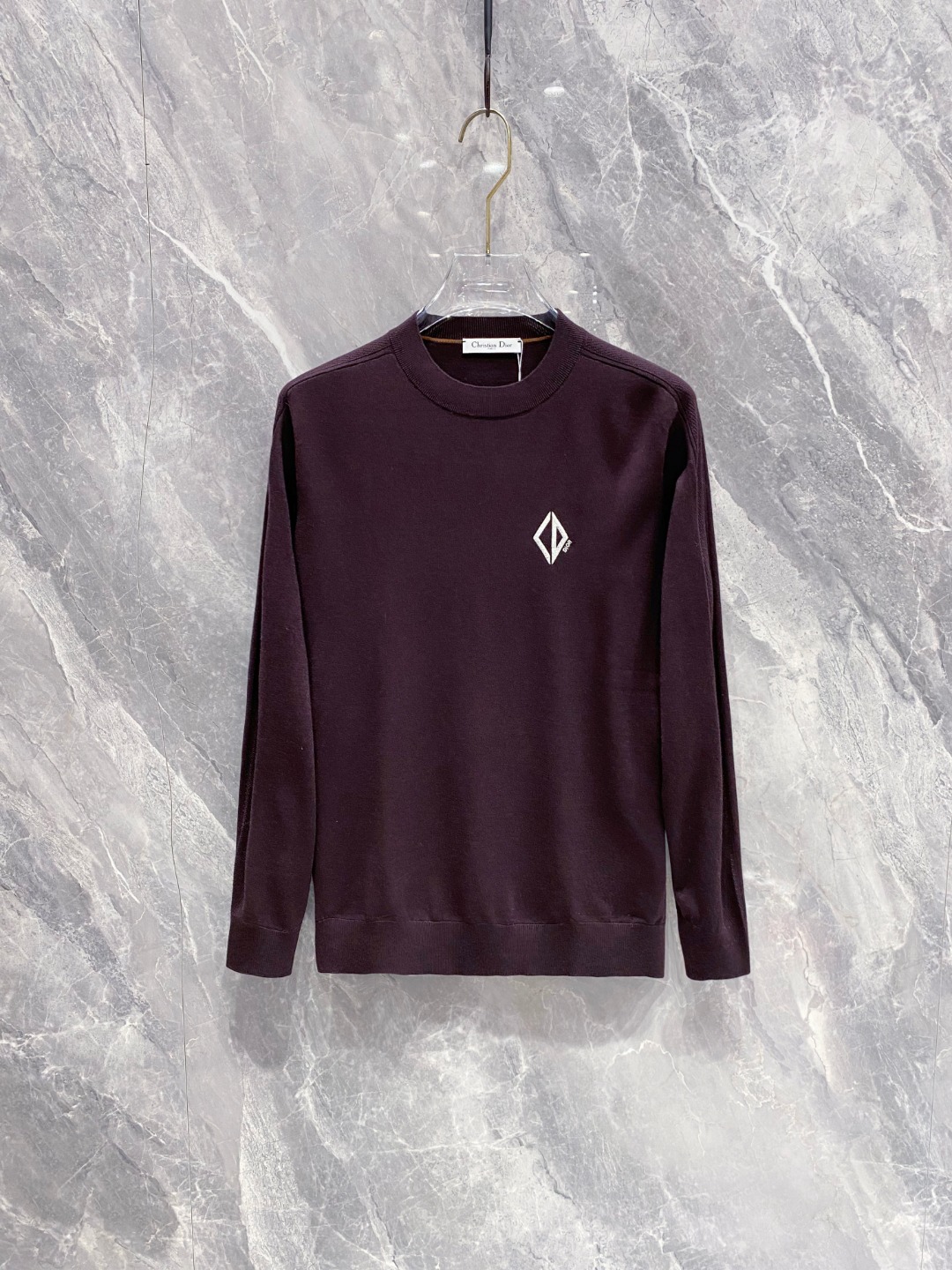 NO:498593,Dior2025 new classic knitted sweater series for men. Imported knitted fabrics are presented. The light and soft fabrics are dyed with ready-to-wear to create an elegant texture. The original custom imported yarn color dyed, customized rib collar, and foot design contrasting ribs. The classic makes the clothes softer with the inherent sporty atmosphere. The versatile style makes it very suitable for single wear. All auxiliary materials are provided by customers. The yarn is made by customers, the thickness and conventional warmth is skin-friendly and delicate, not sweaty, and super comfortable. The solid color design style is atmospheric and fashionable overall, and it is just casual and business!  Code number M-3xL (105-125), dior, sweaters, alexander wang19860909Dior2025新款男士经典针织毛衣系列 进口针织面料呈现.轻盈柔软的面料经过成衣染色,营造出优雅纹理,原版定制进口纱线色染 定制罗纹领口 起脚设计撞色罗纹 经典让衣服与生俱有的运动气息得以柔和.百搭风范令其非常适合单穿,所有辅料全部客供.客供纱制作,厚度和常规保暖 亲肤细腻不闷汗,超级舒服.纯色设计款,整体就是大气时尚,休闲商务都即可！ 码数M-3xL（105-125）,,dior,sweaters,alexander wang,Men's clothing