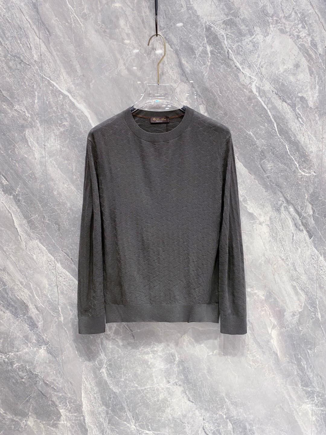 NO:498582,LP 2025 new classic knitted sweater series for men. Imported knitted fabrics are presented. The light and soft fabrics are dyed with ready-to-wear to create an elegant texture. The original custom imported yarn color dyed, customized rib collar, and foot design contrasting ribs. The classic makes the clothes softer with the inherent sporty atmosphere. The versatile style makes it very suitable for single wear, and all auxiliary materials are provided by customers. The yarn is made by customers, thickness and conventional warmth, skin-friendly and delicate, not sweaty, super comfortable. The solid color design style is atmospheric and fashionable overall, and it is just casual and business!  Code number M-3xL (105-125), loro piano, sweaters, alexander wang19860909LP 2025新款男士经典针织毛衣系列 进口针织面料呈现.轻盈柔软的面料经过成衣染色,营造出优雅纹理,原版定制进口纱线色染 定制罗纹领口 起脚设计撞色罗纹 经典让衣服与生俱有的运动气息得以柔和.百搭风范令其非常适合单穿,所有辅料全部客供.客供纱制作,厚度和常规保暖 亲肤细腻不闷汗,超级舒服.纯色设计款,整体就是大气时尚,休闲商务都即可！ 码数M-3xL（105-125）,,loro piana,sweaters,alexander wang,Men's clothing