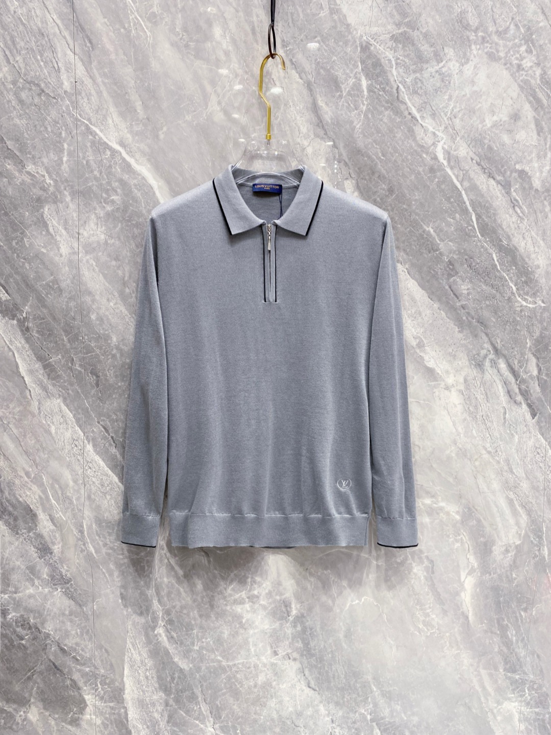 NO:498597,Lv2025 new men's classic lapel knitted Polo shirt series imported knitted fabrics are presented. The light and soft fabric has been dyed with ready-to-wear to create an elegant texture. The original custom imported yarn color dyed, customized rib collar, and foot design contrasting ribs. The classic makes the clothes softer with the inherent sporty atmosphere. The versatile style makes it very suitable for single wear, and all auxiliary materials are all customer-supplied. The thickness and conventional warmth are skin-friendly and delicate, not sweaty, super comfortable. The solid color design style is atmospheric and fashionable overall, and can be casual and business-friendly!  Code number M-3xL (105-125), louis vuitton,alexander wang19860909Lv2025新款男士经典翻领针织Polo衫系列 进口针织面料呈现.轻盈柔软的面料经过成衣染色,营造出优雅纹理,原版定制进口纱线色染 定制罗纹领口 起脚设计撞色罗纹 经典让衣服与生俱有的运动气息得以柔和.百搭风范令其非常适合单穿,所有辅料全部客供.客供纱制作,厚度和常规保暖 亲肤细腻不闷汗,超级舒服.纯色设计款,整体就是大气时尚,休闲商务都即可！ 码数M-3xL（105-125）,,louis vuitton,alexander wang,Men's clothing