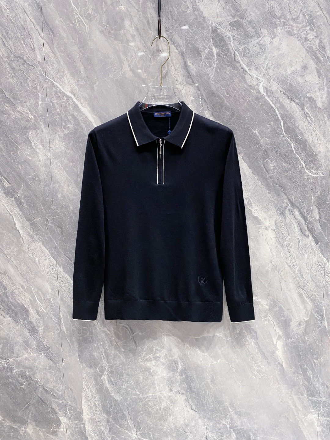 NO:498563,Lv2025 new men's classic lapel knitted Polo shirt series imported knitted fabrics are presented. The light and soft fabric has been dyed with ready-to-wear to create an elegant texture. The original custom imported yarn color dyed, customized rib collar, and foot design contrasting ribs. The classic makes the clothes softer with the inherent sporty atmosphere. The versatile style makes it very suitable for single wear, and all auxiliary materials are all customer-supplied. The thickness and conventional warmth are skin-friendly and delicate, not sweaty, super comfortable. The solid color design style is atmospheric and fashionable overall, and can be casual and business-friendly!  Code number M-3xL (105-125), louis vuitton,alexander wang19860909Lv2025新款男士经典翻领针织Polo衫系列 进口针织面料呈现.轻盈柔软的面料经过成衣染色,营造出优雅纹理,原版定制进口纱线色染 定制罗纹领口 起脚设计撞色罗纹 经典让衣服与生俱有的运动气息得以柔和.百搭风范令其非常适合单穿,所有辅料全部客供.客供纱制作,厚度和常规保暖 亲肤细腻不闷汗,超级舒服.纯色设计款,整体就是大气时尚,休闲商务都即可！ 码数M-3xL（105-125）,,louis vuitton,alexander wang,Men's clothing