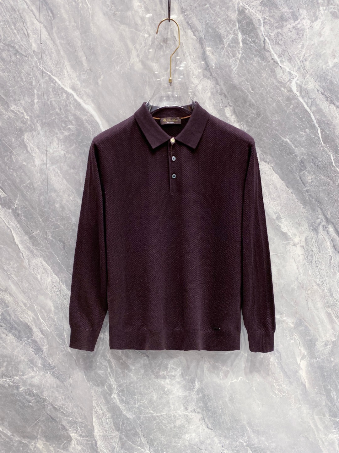 NO:498569,L5 new men's classic lapel knitted Polo shirt series imported knitted fabrics are presented. The light and soft fabric has been dyed with ready-to-wear to create an elegant texture. The original custom imported yarn color dyed Custom rib collar and foot design contrasting ribs. The classic makes the clothes softer with the inherent sporty atmosphere. The versatile style makes it very suitable for single wear. All auxiliary materials are provided by customers. The yarn is made by customers, the thickness and conventional warmth is skin-friendly and delicate, not sweaty, and super comfortable. The solid color design is the overall atmospheric fashion, and it is just casual and business!  Code number M-3xL (105-125), loro piana, alexander wang19860909L5新款男士经典翻领针织Polo衫系列 进口针织面料呈现.轻盈柔软的面料经过成衣染色,营造出优雅纹理,原版定制进口纱线色染 定制罗纹领口 起脚设计撞色罗纹 经典让衣服与生俱有的运动气息得以柔和.百搭风范令其非常适合单穿,所有辅料全部客供.客供纱制作,厚度和常规保暖 亲肤细腻不闷汗,超级舒服.纯色设计款,整体就是大气时尚,休闲商务都即可！ 码数M-3xL（105-125）,,loro piana,alexander wang,Men's clothing