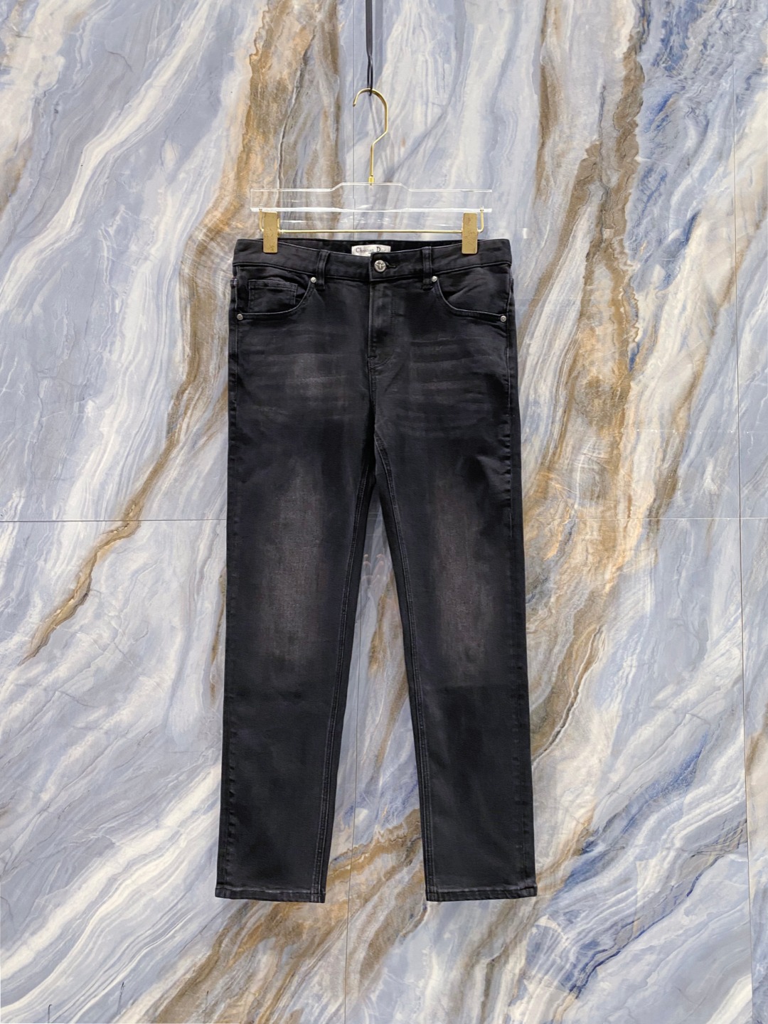NO:550387,Dior has launched the latest new men's jeans in autumn and winter!  Heavy industry washing denim fabric, custom fabric is softer and more comfortable than ordinary denim fabrics!  Super heavy industry washing process, double craft washing. The whole pair of pants has a comfortable feel, delicateness and breathability effect. All hardware brand logos are customized by special models, and the materials are selected as the best attributes. The elasticity of the fabric is very good and the comfort is great!  Low-key design style is simple and elegant. Number of codes 29-38, dior, dior, jeans, alexander wang19860909Dior 迪奥 秋冬最新推出男士牛仔裤新品！重工水洗牛仔面料,定制面料和一般牛仔布料比起来,更加柔软舒适！超重工洗水工艺 双工艺洗水 整条裤子,手感舒适,细腻程度与透气效果堪称顶级,所有的五金品牌logo都是专模定做,材质都是选最好的属性.面料的弹性很好,舒适性非常棒！低调设计风格简洁大方.码数29-38,,dior,dior,jeans,alexander wang,Men's clothing