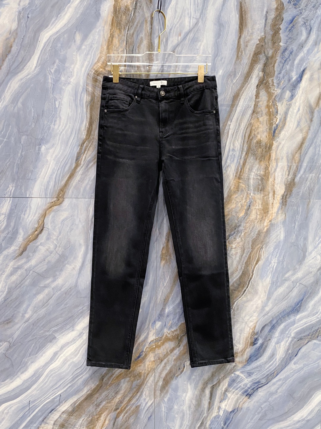 NO:550399,The embossed embossed logo on sale at the early autumn counter at the small straight-washed black denim, with its exquisite details and excellent craftsmanship, demonstrates the charm of high-end and fashionable. The overall design of the jeans adopts a small straight-tube style, which can well modify the leg shape and suit people of all figures. At the same time, the solid black is classic and durable, not only easy to match, but also visually creates a slim effect.  The highlight of jeans is the design of the embossed logo, which adds a sense of luxury to the whole pants. The embossed embossing technology makes the logo present a three-dimensional effect, exquisite and textured. Whether you are looking from a distance or close, you can feel the unique charm and exquisite craftsmanship of the brand. The fabric of jeans is also very exquisite. It is made of high-quality denim, which is soft and comfortable, with good breathability and durability. After special washing process, the fabric presents a natural color and texture, which increases the retro and fashionable feeling of the pants. 29-38,,dior,jeans,alexander wang19860909迪奥 早秋柜台同步在售的浮雕压花logo小直筒水洗黑色 牛仔,以其精致的细节处理和卓越的工艺技术,展现了高端时尚的魅力.牛仔裤的整体设计采用了小直筒版型,能够很好地修饰腿型,适合各种身材的人群.同时,纯色黑色经典耐看,不仅易于搭配,还能在视觉上营造出瘦长的效果. 牛仔裤的亮点在于浮雕压花logo的设计,这一细节为整条裤子增添了奢华感.浮雕压花技术使得logo呈现出立体的效果,精致且富有质感.无论是从远处还是近处观察,都能感受到品牌的独特魅力和精湛工艺.牛仔裤的面料选择也十分考究.采用高品质的牛仔布,柔软舒适,具有良好的透气性和耐用性.经过特殊的洗水工艺处理,面料呈现出自然的色泽和纹理,增加了裤子的复古感和时尚感.29-38,,dior,jeans,alexander wang,Men's clothing