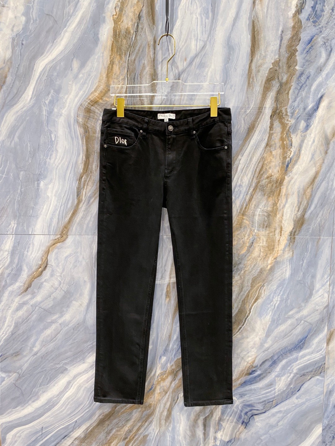 NO:550402,Dior has launched the latest new men's jeans in autumn and winter!  Heavy industry washing denim fabric, custom fabric is softer and more comfortable than ordinary denim fabrics!  Super heavy industry washing process, double craft washing. The whole pair of pants has a comfortable feel, delicateness and breathability effect. All hardware brand logos are customized by special models, and the materials are selected as the best attributes. The elasticity of the fabric is very good and the comfort is great!  Low-key design style is simple and elegant. Number of codes 29-38, dior, dior, jeans, alexander wang19860909Dior 迪奥 秋冬最新推出男士牛仔裤新品！重工水洗牛仔面料,定制面料和一般牛仔布料比起来,更加柔软舒适！超重工洗水工艺 双工艺洗水 整条裤子,手感舒适,细腻程度与透气效果堪称顶级,所有的五金品牌logo都是专模定做,材质都是选最好的属性.面料的弹性很好,舒适性非常棒！低调设计风格简洁大方.码数29-38,,dior,dior,jeans,alexander wang,Men's clothing