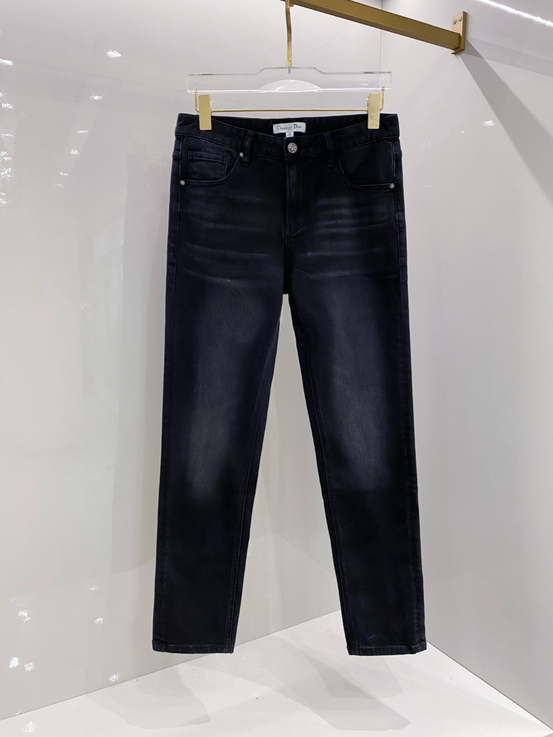 NO:521521,Dior's new 2025 autumn and winter counters are simultaneously on sale in the embossed embossed logo wash black denim, with its exquisite detailing and excellent craftsmanship, show the charm of high-end and fashionable. The overall design of jeans adopts a straight-leg style, which can well modify the leg shape and suit people of all figures. At the same time, the solid black is classic and durable, not only easy to match, but also visually creates a slim effect.  The highlight of jeans is the design of the embossed logo, which adds a sense of luxury to the whole pants. The embossed embossing technology makes the logo present a three-dimensional effect, exquisite and textured. Whether you are looking from a distance or close, you can feel the unique charm and exquisite craftsmanship of the brand. The fabric of jeans is also very exquisite. It is made of high-quality denim, which is soft and comfortable, with good breathability and durability. After special washing process, the fabric presents a natural color and texture, which increases the retro and fashionable feeling of the pants. 29-38,,dior,jeans,alexander wang19860909迪奥 2025秋冬新款柜台同步在售的浮雕压花logo水洗黑色 牛仔,以其精致的细节处理和卓越的工艺技术,展现了高端时尚的魅力.牛仔裤的整体设计采用了直筒版型,能够很好地修饰腿型,适合各种身材的人群.同时,纯色黑色经典耐看,不仅易于搭配,还能在视觉上营造出瘦长的效果. 牛仔裤的亮点在于浮雕压花logo的设计,这一细节为整条裤子增添了奢华感.浮雕压花技术使得logo呈现出立体的效果,精致且富有质感.无论是从远处还是近处观察,都能感受到品牌的独特魅力和精湛工艺.牛仔裤的面料选择也十分考究.采用高品质的牛仔布,柔软舒适,具有良好的透气性和耐用性.经过特殊的洗水工艺处理,面料呈现出自然的色泽和纹理,增加了裤子的复古感和时尚感.29-38,,dior,jeans,alexander wang,Men's clothing