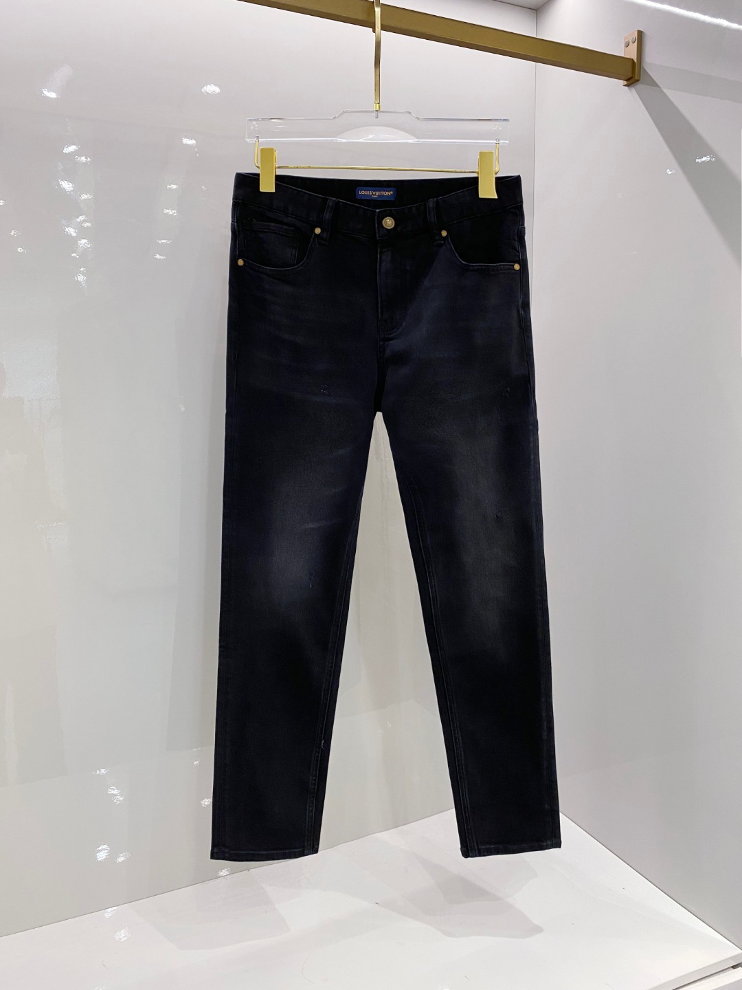 NO:521508,LV 2025 early autumn new men's casual style, high-end quality choice... A versatile trousers that are both versatile and indispensable matching artifacts in men's wardrobe, and are a practical style!  The design style of the whole strip is simple and fashionable, very consistent with the low-luxury style setting, excellent skin-friendly value, easy to wear, and full of detail!  Customized original logo waist brand design!  Classic logo design!  This trousers are made of high-quality cotton fabric. The fabric is comfortable, the feel is soft and delicate, and has a good vertical feeling. It looks very textured and has a high-end charm. The first-class and exquisite style cut, the line is delicate, smooth and neat, and the casual and casual pants look good no matter how you match it. If you like it, buy it now. Good products are not waiting for anyone!  Size 29-38, louis vuitton,alexander wang19860909LV 2025早秋新款男士休闲,高端品质之选……一款兼备的百搭裤装,也是男士衣橱里不可缺少的搭配神器,属于实穿型的式！整条的设计风格简洁时尚,非常符合低奢的风格设定,亲肤值优越,穿着方便,细节感十足！定制原版logo腰牌设计！经典logo标识设计！此款裤装采用优质棉面料打造而成,面料舒服,手感柔软细腻,有着很好的垂直感,看上去非常有质感,细品高级韵味十足.一流精湛的版型裁剪,走线细致平顺工整,休闲随意怎么搭配都好看的裤装,喜欢的赶紧入手吧,好货可不等人！ 尺码29-38,,louis vuitton,alexander wang,Men's clothing