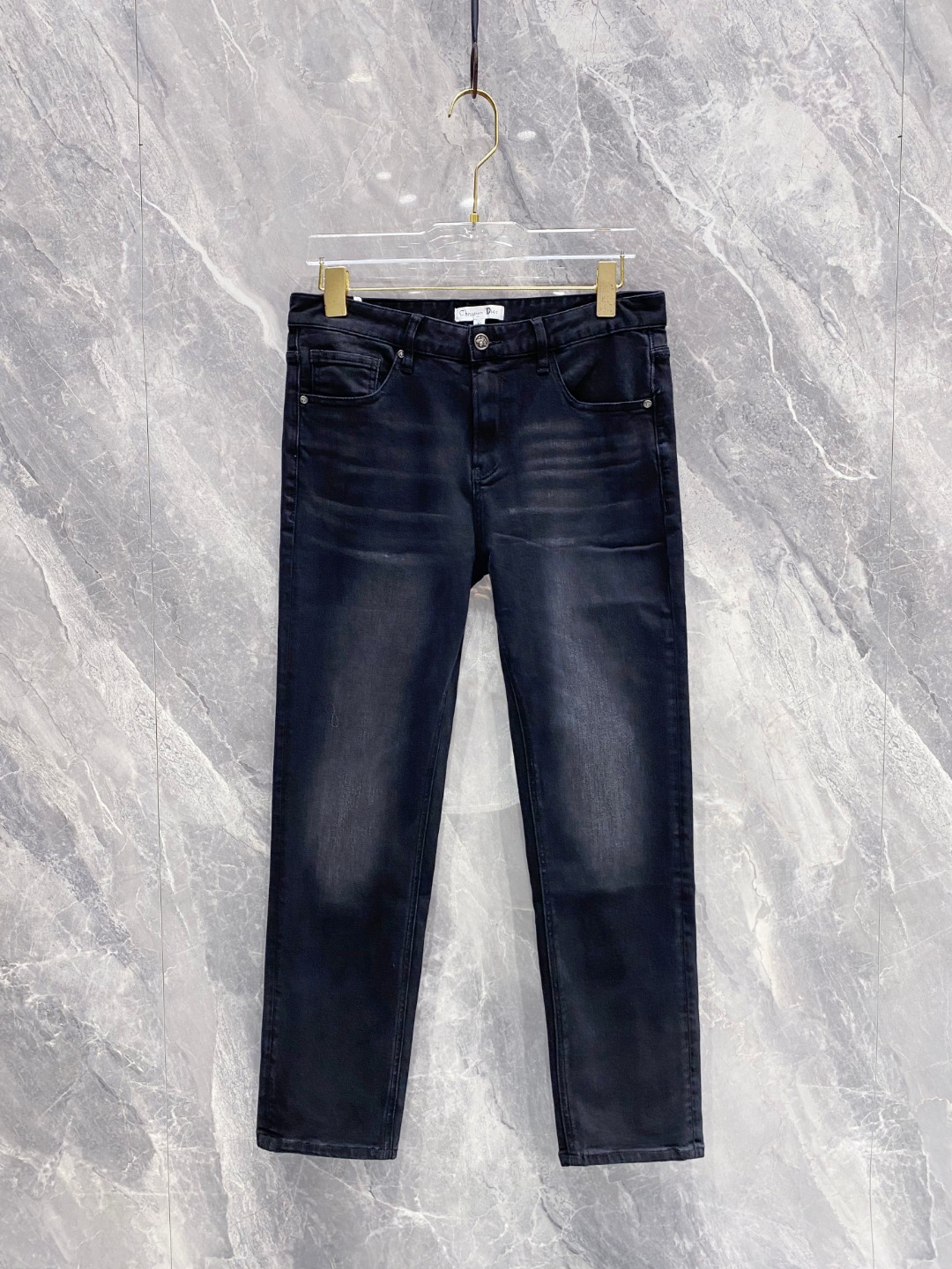 NO:520930,The embossed embossed logo on sale at the early autumn counter at the small straight-washed black denim, with its exquisite details and excellent craftsmanship, demonstrates the charm of high-end and fashionable. The overall design of the jeans adopts a small straight-tube style, which can well modify the leg shape and suit people of all figures. At the same time, the solid black is classic and durable, not only easy to match, but also visually creates a slim effect.  The highlight of jeans is the design of the embossed logo, which adds a sense of luxury to the whole pants. The embossed embossing technology makes the logo present a three-dimensional effect, exquisite and textured. Whether you are looking from a distance or close, you can feel the unique charm and exquisite craftsmanship of the brand. The fabric of jeans is also very exquisite. It is made of high-quality denim, which is soft and comfortable, with good breathability and durability. After special washing process, the fabric presents a natural color and texture, which increases the retro and fashionable feeling of the pants. 29-38,,dior,jeans,alexander wang19860909迪奥 早秋柜台同步在售的浮雕压花logo小直筒水洗黑色 牛仔,以其精致的细节处理和卓越的工艺技术,展现了高端时尚的魅力.牛仔裤的整体设计采用了小直筒版型,能够很好地修饰腿型,适合各种身材的人群.同时,纯色黑色经典耐看,不仅易于搭配,还能在视觉上营造出瘦长的效果. 牛仔裤的亮点在于浮雕压花logo的设计,这一细节为整条裤子增添了奢华感.浮雕压花技术使得logo呈现出立体的效果,精致且富有质感.无论是从远处还是近处观察,都能感受到品牌的独特魅力和精湛工艺.牛仔裤的面料选择也十分考究.采用高品质的牛仔布,柔软舒适,具有良好的透气性和耐用性.经过特殊的洗水工艺处理,面料呈现出自然的色泽和纹理,增加了裤子的复古感和时尚感.29-38,,dior,jeans,alexander wang,Men's clothing