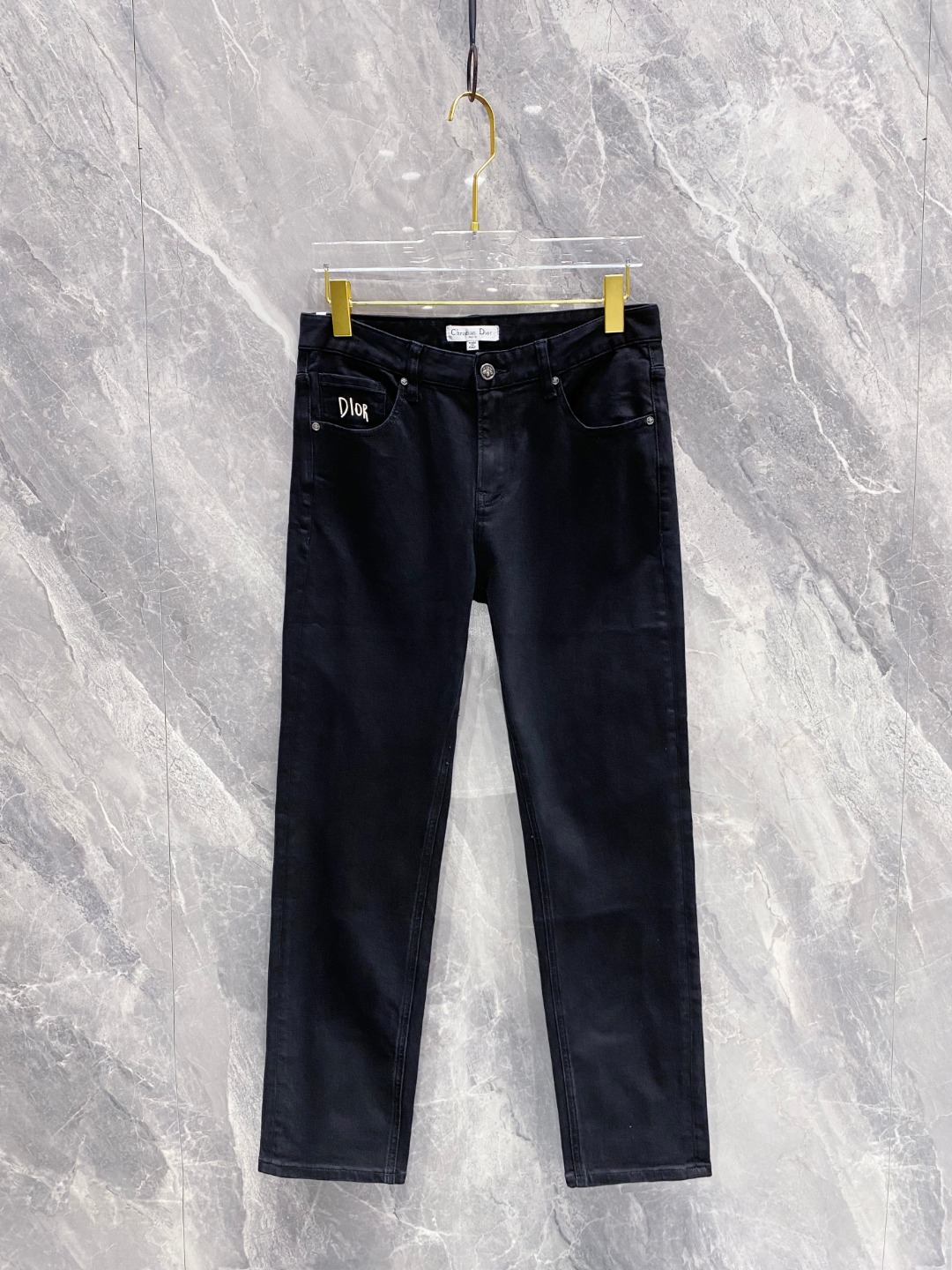 NO:520956,Dior has launched the latest new men's jeans in autumn and winter!  Heavy industry washing denim fabric, custom fabric is softer and more comfortable than ordinary denim fabrics!  Super heavy industry washing process, double craft washing. The whole pair of pants has a comfortable feel, delicateness and breathability effect. All hardware brand logos are customized by special models, and the materials are selected as the best attributes. The elasticity of the fabric is very good and the comfort is great!  Low-key design style is simple and elegant. Number of codes 29-38, dior, dior, jeans, alexander wang19860909Dior 迪奥 秋冬最新推出男士牛仔裤新品！重工水洗牛仔面料,定制面料和一般牛仔布料比起来,更加柔软舒适！超重工洗水工艺 双工艺洗水 整条裤子,手感舒适,细腻程度与透气效果堪称顶级,所有的五金品牌logo都是专模定做,材质都是选最好的属性.面料的弹性很好,舒适性非常棒！低调设计风格简洁大方.码数29-38,,dior,dior,jeans,alexander wang,Men's clothing