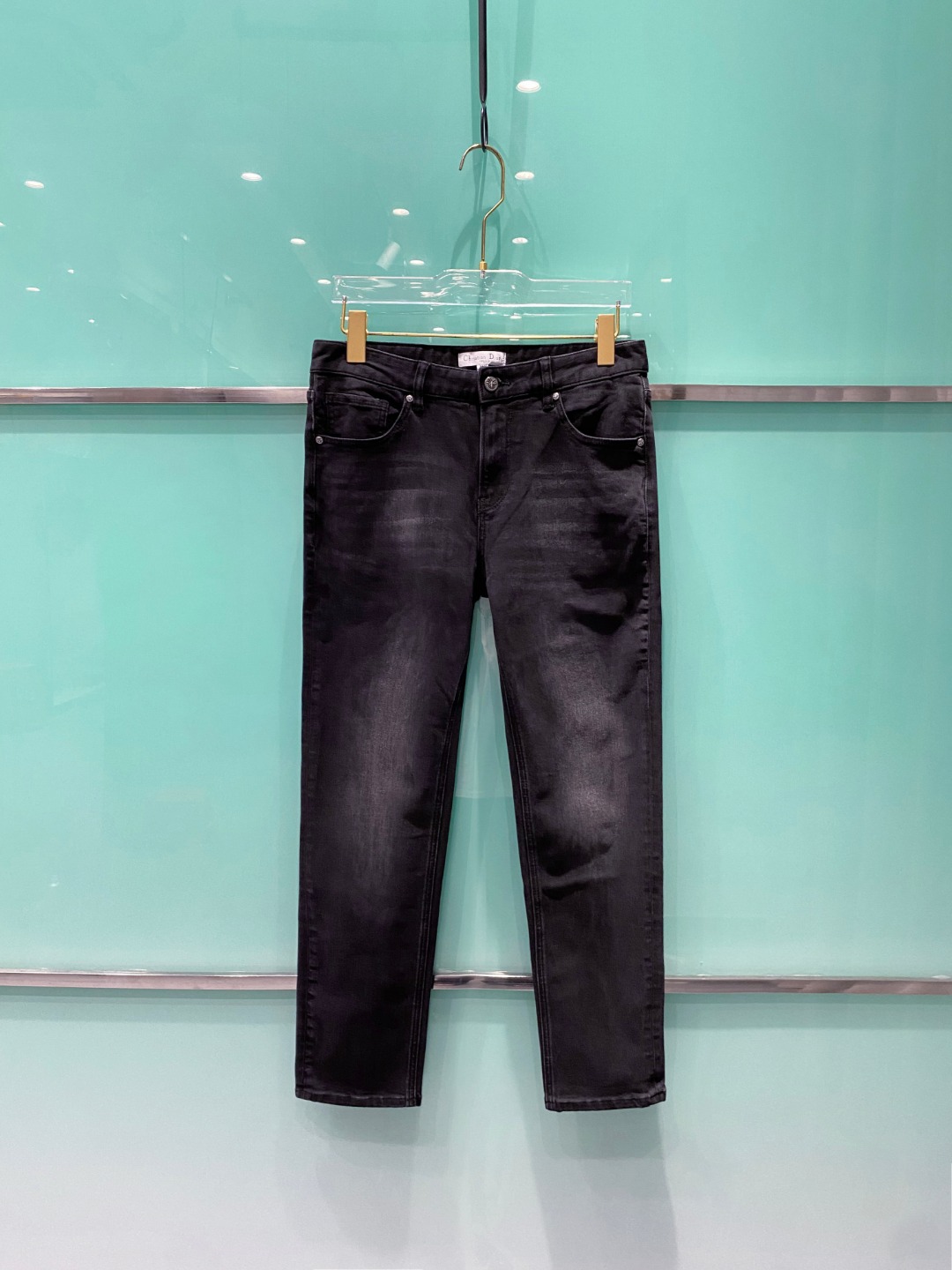 NO:567966,Dior Dior's latest new men's jeans for autumn and winter 2025!  Heavy-duty washed denim fabric, customized fabric is softer and more comfortable than ordinary denim fabric!  Super-heavy industrial washing process and double process washing. The whole pair of pants has a comfortable feel, and the fineness and breathability are top-notch. All hardware brand logos are custom-made, and the materials are selected with the best attributes. The fabric has good elasticity and great comfort!  The low-key design style is simple and elegant. Size 29-38, dior, dior, jeans, alexander wang19860909Dior 迪奥 2025秋冬最新推出男士牛仔裤新品！重工水洗牛仔面料,定制面料和一般牛仔布料比起来,更加柔软舒适！超重工洗水工艺 双工艺洗水 整条裤子,手感舒适,细腻程度与透气效果堪称顶级,所有的五金品牌logo都是专模定做,材质都是选最好的属性.面料的弹性很好,舒适性非常棒！低调设计风格简洁大方.码数29-38,,dior,dior,jeans,alexander wang,Men's clothing