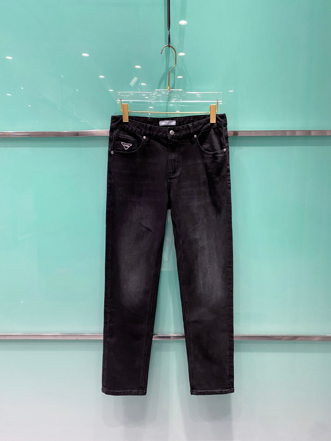 NO:567970,Prada's 2025 early autumn new men's casual, high-end quality choice... A versatile trousers that is both versatile and an indispensable matching artifact in men's wardrobe, it is a practical style!  The entire design style is simple and fashionable, which is very consistent with the low-luxury style setting. It has excellent skin-friendly value, is easy to wear, and has a full sense of details!  Customized original logo waistband design!  Classic logo design!  This type of trousers is made of high-quality cotton fabric. The fabric is comfortable, soft and delicate to the touch, has a good vertical feel, looks very textured, and is full of fine and high-end charm. It has first-class and exquisite tailoring, and the routing is smooth and neat. It is a trousers that looks good with any casual style. If you like it, hurry up and get it, good stuff waits for no one!  Size 29-38,,prada,alexander wang19860909普拉达 2025早秋新款男士休闲,高端品质之选……一款兼备的百搭裤装,也是男士衣橱里不可缺少的搭配神器,属于实穿型的式！整条的设计风格简洁时尚,非常符合低奢的风格设定,亲肤值优越,穿着方便,细节感十足！定制原版logo腰牌设计！经典logo标识设计！此款裤装采用优质棉面料打造而成,面料舒服,手感柔软细腻,有着很好的垂直感,看上去非常有质感,细品高级韵味十足.一流精湛的版型裁剪,走线细致平顺工整,休闲随意怎么搭配都好看的裤装,喜欢的赶紧入手吧,好货可不等人！ 尺码29-38,,prada,alexander wang,Men's clothing