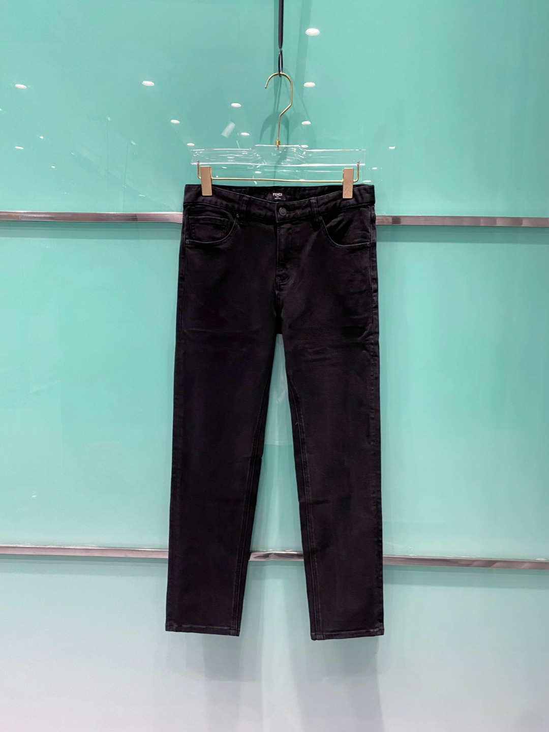 NO:567975,Fendi's latest 2025 autumn and winter jeans are on sale simultaneously at the counter. Imported solid-color fabrics. Original customization. Customer-supplied hardware accessories. Original quality. Heavy-duty washing. Fine workmanship. Excellent upper body!  The original three standards are complete, 29-36, fendi, jeans, alexander wang19860909芬迪 2025秋冬最新款牛仔裤 柜台同步发售 进口固色面料 原版定制 客供五金辅料 原单品质 重工洗水 做工走线精细 上身绝佳！原版三标齐全,29-36,,fendi,jeans,alexander wang,Men's clothing