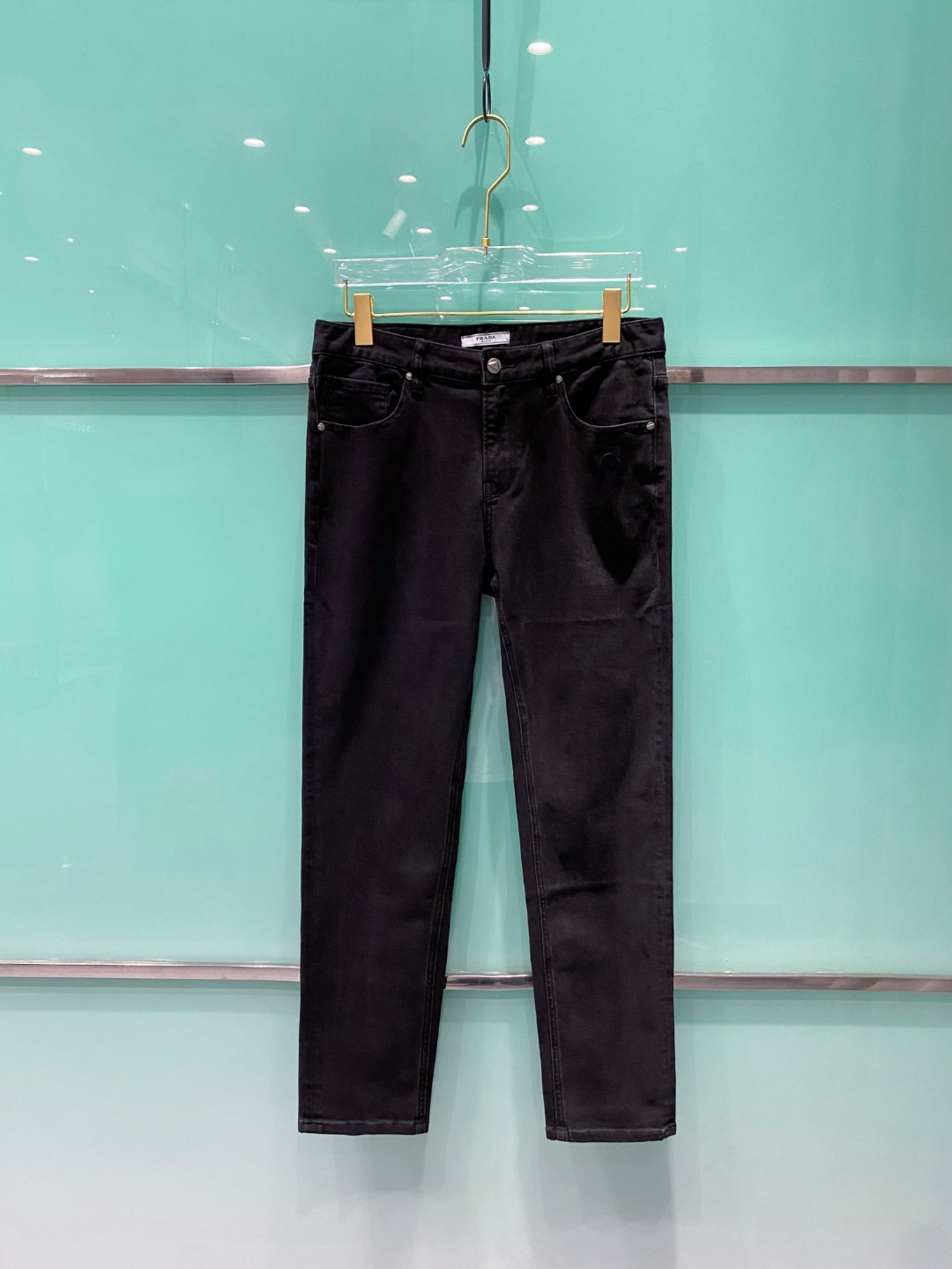 NO:567980,Prada's 2025 early autumn new men's casual, high-end quality choice... A versatile trousers that is both versatile and an indispensable matching artifact in men's wardrobe, it is a practical style!  The entire design style is simple and fashionable, which is very consistent with the low-luxury style setting. It has excellent skin-friendly value, is easy to wear, and has a full sense of details!  Customized original logo waistband design!  Classic logo design!  This type of trousers is made of high-quality cotton fabric. The fabric is comfortable, soft and delicate to the touch, has a good vertical feel, looks very textured, and is full of fine and high-end charm. It has first-class and exquisite tailoring, and the routing is smooth and neat. It is a trousers that looks good with any casual style. If you like it, hurry up and get it, good stuff waits for no one!  Size 29-38,,prada,alexander wang19860909普拉达 2025早秋新款男士休闲,高端品质之选……一款兼备的百搭裤装,也是男士衣橱里不可缺少的搭配神器,属于实穿型的式！整条的设计风格简洁时尚,非常符合低奢的风格设定,亲肤值优越,穿着方便,细节感十足！定制原版logo腰牌设计！经典logo标识设计！此款裤装采用优质棉面料打造而成,面料舒服,手感柔软细腻,有着很好的垂直感,看上去非常有质感,细品高级韵味十足.一流精湛的版型裁剪,走线细致平顺工整,休闲随意怎么搭配都好看的裤装,喜欢的赶紧入手吧,好货可不等人！ 尺码29-38,,prada,alexander wang,Men's clothing