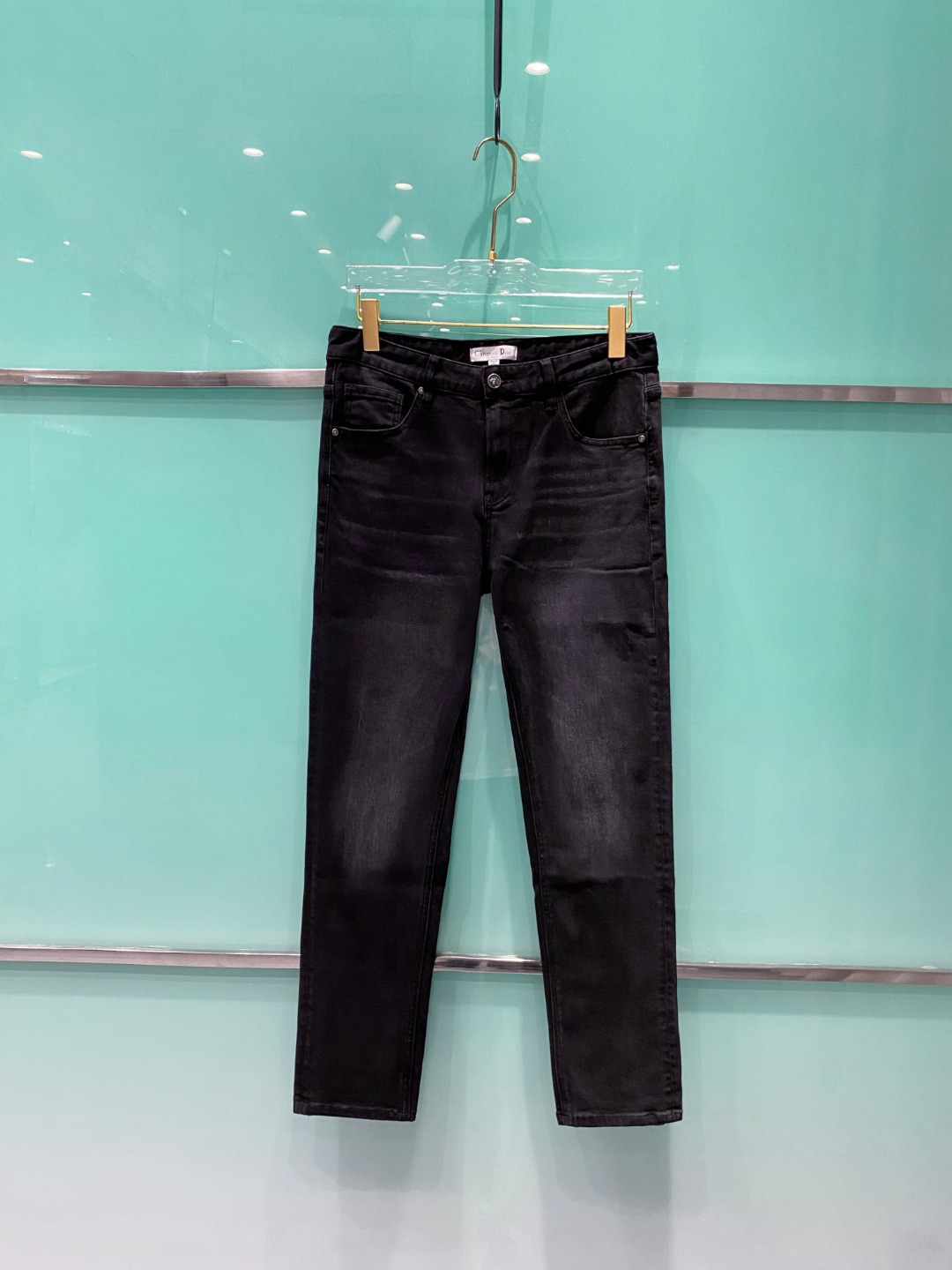 NO:567984,The small straight-leg washed black denim with embossed logo and embossed logo is currently on sale at the Dior 2025 early autumn counter. With its exquisite detail processing and excellent craftsmanship, it shows the charm of high-end fashion. The overall design of the jeans adopts a small straight-leg version, which can well modify the leg shape and is suitable for people of all body types. At the same time, the solid black color is classic and durable, not only easy to match, but also visually creates a slender effect.   The highlight of the jeans is the design of the embossed logo, which adds a sense of luxury to the entire pair of pants. The embossed technology makes the logo appear three-dimensional, exquisite and textured. Whether you look at it from a distance or close up, you can feel the brand's unique charm and exquisite craftsmanship. The fabric of the jeans  The selection is also very sophisticated. It uses high-quality denim, which is soft and comfortable, with good breathability and durability. After a special washing process, the fabric shows a natural color and texture, adding to the retro and fashionable feel of the pants. 29-38,, dior, jeans, alexander  wang19860909迪奥 2025早秋柜台同步在售的浮雕压花logo小直筒水洗黑色 牛仔,以其精致的细节处理和卓越的工艺技术,展现了高端时尚的魅力.牛仔裤的整体设计采用了小直筒版型,能够很好地修饰腿型,适合各种身材的人群.同时,纯色黑色经典耐看,不仅易于搭配,还能在视觉上营造出瘦长的效果. 牛仔裤的亮点在于浮雕压花logo的设计,这一细节为整条裤子增添了奢华感.浮雕压花技术使得logo呈现出立体的效果,精致且富有质感.无论是从远处还是近处观察,都能感受到品牌的独特魅力和精湛工艺.牛仔裤的面料选择也十分考究.采用高品质的牛仔布,柔软舒适,具有良好的透气性和耐用性.经过特殊的洗水工艺处理,面料呈现出自然的色泽和纹理,增加了裤子的复古感和时尚感.29-38,,dior,jeans,alexander wang,Men's clothing
