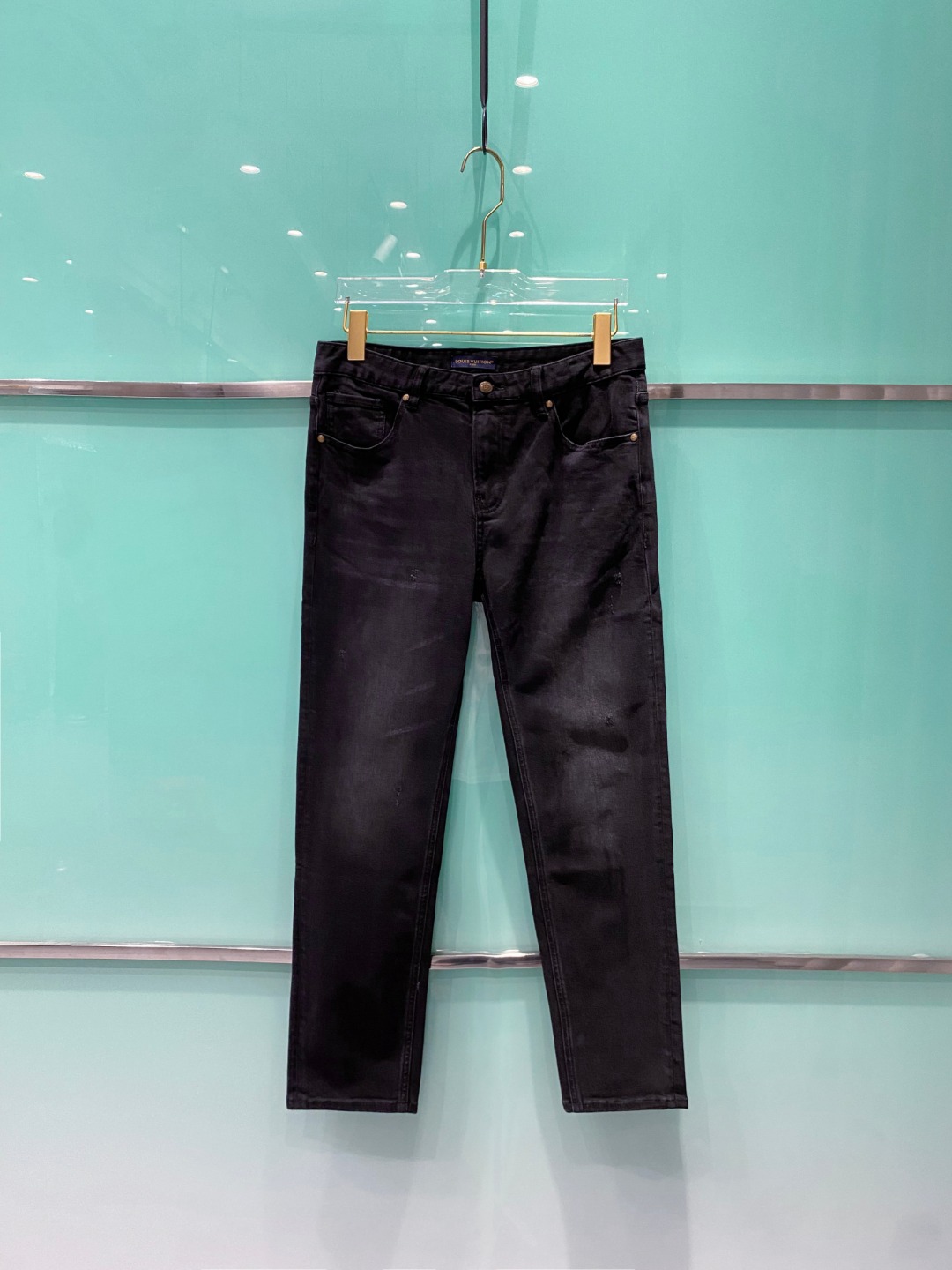 NO:567944,LV 2025 early autumn new men's casual, high-end quality choice... A versatile trousers that is both versatile and an indispensable matching artifact in men's wardrobe, it is a practical style!  The entire design style is simple and fashionable, which is very consistent with the low-luxury style setting. It has excellent skin-friendly value, is easy to wear, and has a full sense of details!  Customized original logo waistband design!  Classic logo design!  This type of trousers is made of high-quality cotton fabric. The fabric is comfortable, soft and delicate to the touch, has a good vertical feel, looks very textured, and is full of fine and high-end charm. It has first-class and exquisite tailoring, and the routing is smooth and neat. It is a trousers that looks good with any casual style. If you like it, hurry up and get it, good stuff waits for no one!  Size 29-38,,louis vuitton,alexander wang19860909LV 2025早秋新款男士休闲,高端品质之选……一款兼备的百搭裤装,也是男士衣橱里不可缺少的搭配神器,属于实穿型的式！整条的设计风格简洁时尚,非常符合低奢的风格设定,亲肤值优越,穿着方便,细节感十足！定制原版logo腰牌设计！经典logo标识设计！此款裤装采用优质棉面料打造而成,面料舒服,手感柔软细腻,有着很好的垂直感,看上去非常有质感,细品高级韵味十足.一流精湛的版型裁剪,走线细致平顺工整,休闲随意怎么搭配都好看的裤装,喜欢的赶紧入手吧,好货可不等人！ 尺码29-38,,louis vuitton,alexander wang,Men's clothing