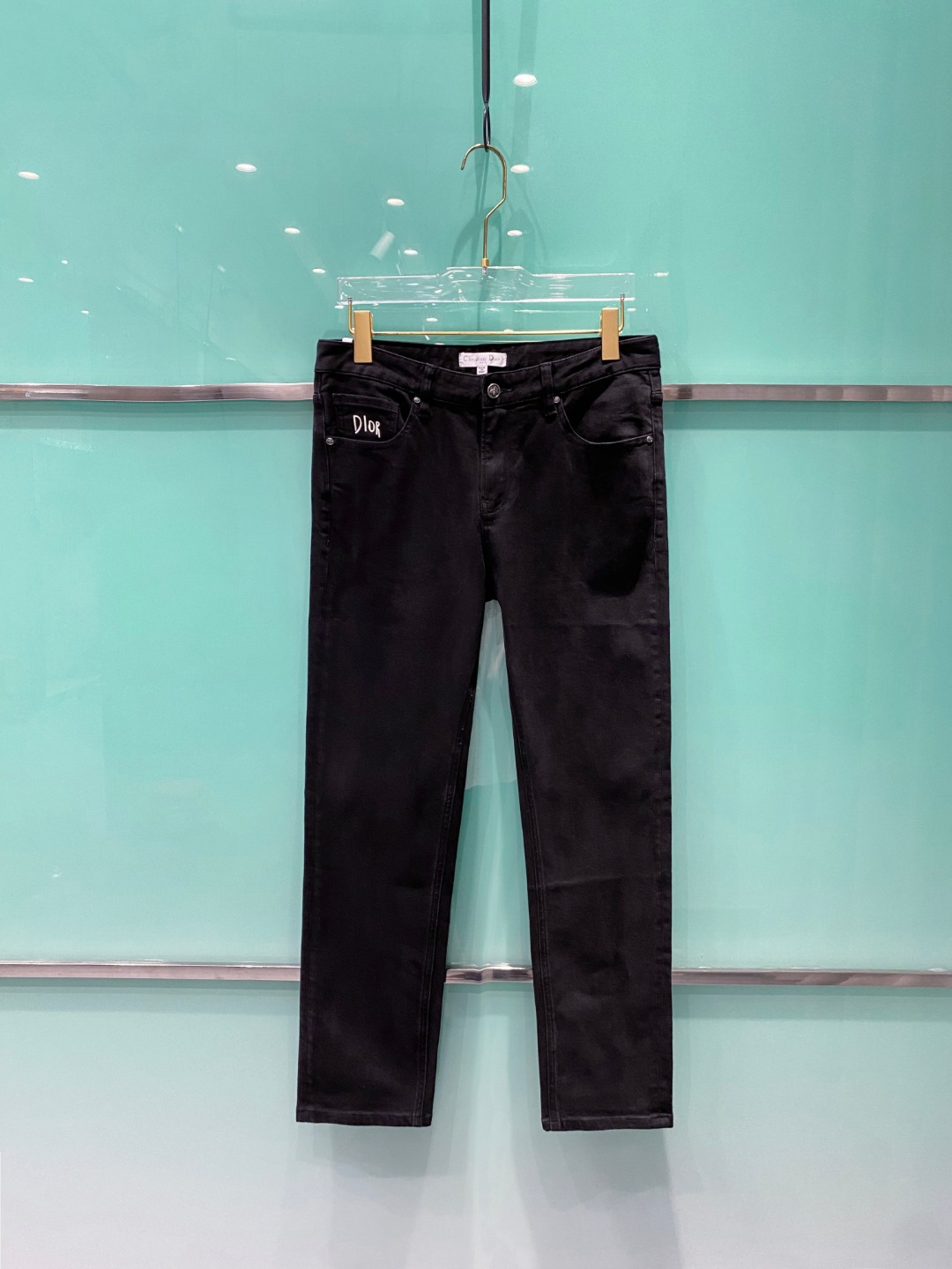 NO:567949,Dior Dior's latest new men's jeans for autumn and winter 2025!  Heavy-duty washed denim fabric, customized fabric is softer and more comfortable than ordinary denim fabric!  Super-heavy industrial washing process and double process washing. The whole pair of pants has a comfortable feel, and the fineness and breathability are top-notch. All hardware brand logos are custom-made, and the materials are selected with the best attributes. The fabric has good elasticity and great comfort!  The low-key design style is simple and elegant. Size 29-38, dior, dior, jeans, alexander wang19860909Dior 迪奥 2025秋冬最新推出男士牛仔裤新品！重工水洗牛仔面料,定制面料和一般牛仔布料比起来,更加柔软舒适！超重工洗水工艺 双工艺洗水 整条裤子,手感舒适,细腻程度与透气效果堪称顶级,所有的五金品牌logo都是专模定做,材质都是选最好的属性.面料的弹性很好,舒适性非常棒！低调设计风格简洁大方.码数29-38,,dior,dior,jeans,alexander wang,Men's clothing