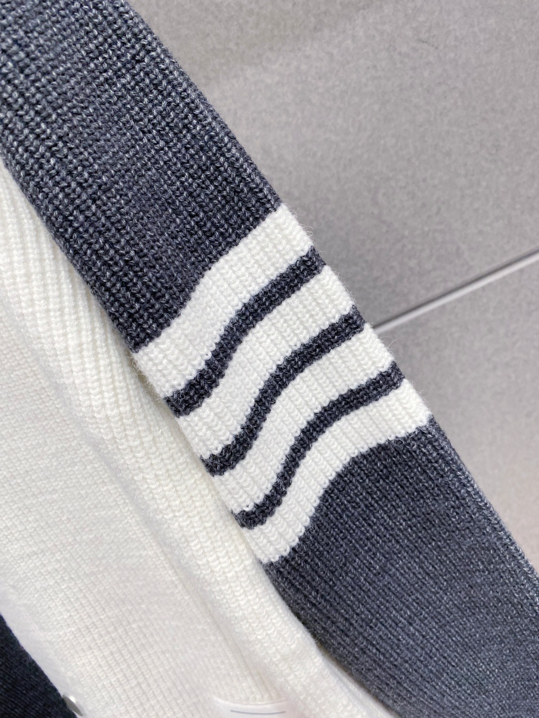 ￼ 汤姆布朗 官网 秋冬同步更新 针织外套 海外爆款 精细羊毛针织厚实面料 舒服又保暖 绝对高端产物 M