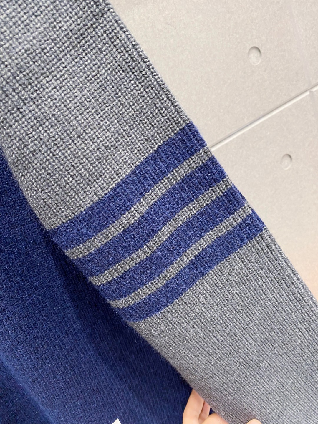 ￼ 汤姆布朗 官网 秋冬同步更新 针织外套 海外爆款 精细羊毛针织厚实面料 舒服又保暖 绝对高端产物 M