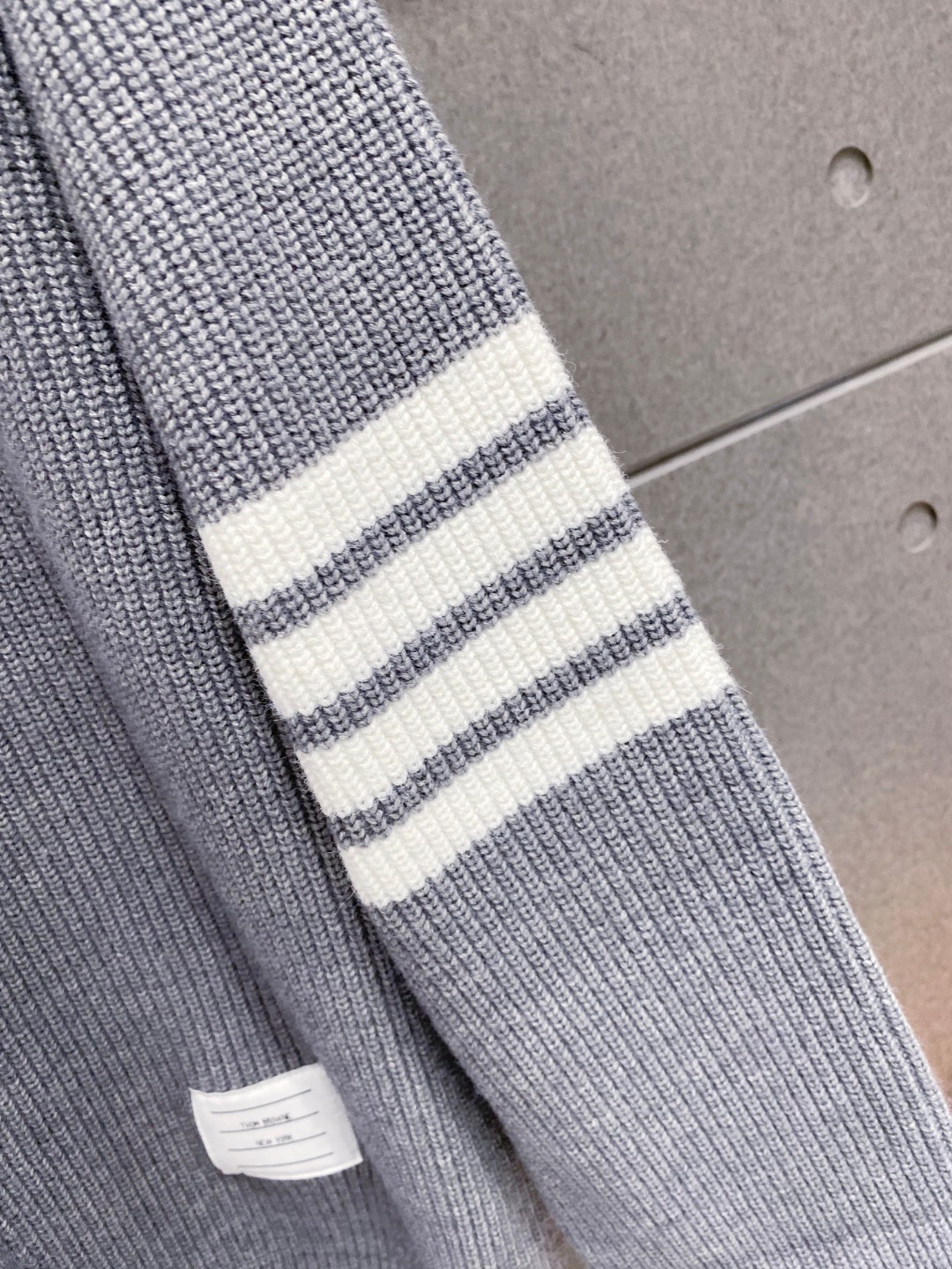 ￼ 汤姆布朗 官网 秋冬同步更新 针织外套 海外爆款 精细羊毛针织厚实面料 舒服又保暖 绝对高端产物 M