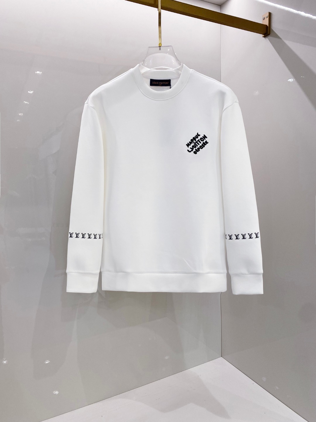 NO:521523,LV Louis Vuitton 2025ss autumn and winter new products, long-sleeved space cotton sweatshirt, classic logo design, versatile style, customized fabric, soft and delicate, extremely skin-friendly, perfectly interpreting the brand's fashion trend!  Men’s wardrobe are indispensable, and they are low-key designs and must-haves. Dears, please buy them quickly!  S-XL, louis vuitton, louis vuitton, hoodie, sweatshirts, alexander wang19860909LV路易威登 2025ss秋冬新品 长袖太空棉卫衣,经典Logo设计,百搭款,定制面料,柔软细腻,亲肤感极高,完美诠释出品牌的时尚潮流！男人的衣柜都少不了基础 是低调的设计 必备款,亲们赶紧入手！码数S-XL,,louis vuitton,louis vuitton,hoodie,sweatshirts,alexander wang,Men's clothing