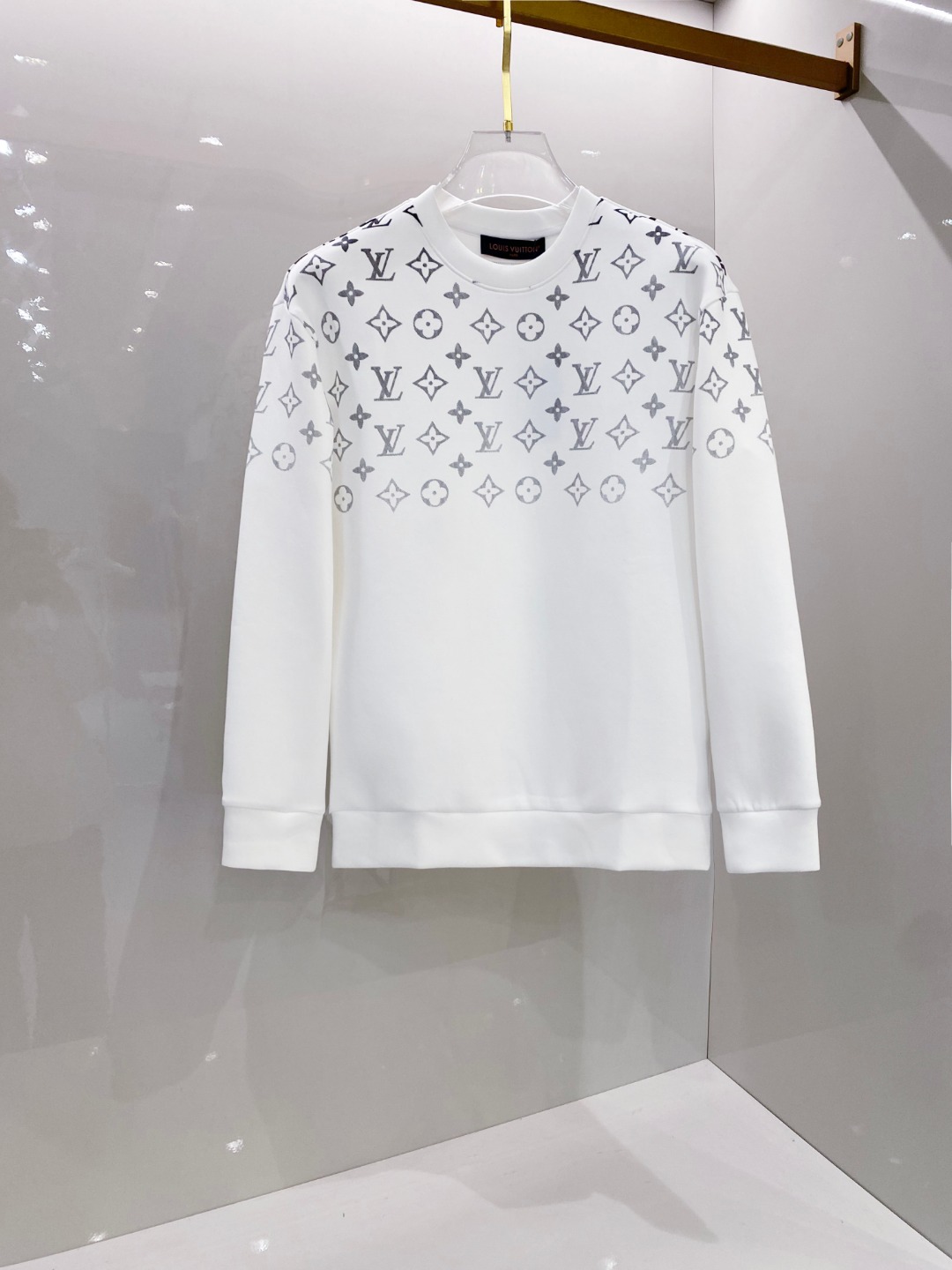 NO:521503,LV 2025 autumn and winter new series of products are launched, a very fashionable and avant-garde long-sleeved space cotton sweatshirt for men and women, with logo logo print pattern design on the chest!  Different from the past, it declares the design concept that has been passed down for many years in the brand!  Its eye-catchingness is no less than any classic style, perfectly presenting the fashionable, high-end and luxurious feeling in front of the world!  The touch is soft and glutinous, skin-friendly and delicate, and the actual product is definitely beyond your imagination and has been brought to the extreme!  Size S-XL, louis vuitton, hoodie, sweatshirts, alexander wang19860909LV 2025秋冬全新系列单品上线,非常时髦前卫的一款男女同款长袖太空棉卫衣,胸前标识logo印花图案设计！区别于以往的不同,宣示品牌传承多年的设计理念！其吸睛度完全不亚于任何经典款式,将时髦高级感与奢华感完美呈现在世人眼前！触感软糯亲肤细腻,实物到手绝对超乎你的想象,发挥到了极致！尺码S-XL,,louis vuitton,hoodie,sweatshirts,alexander wang,Men's clothing