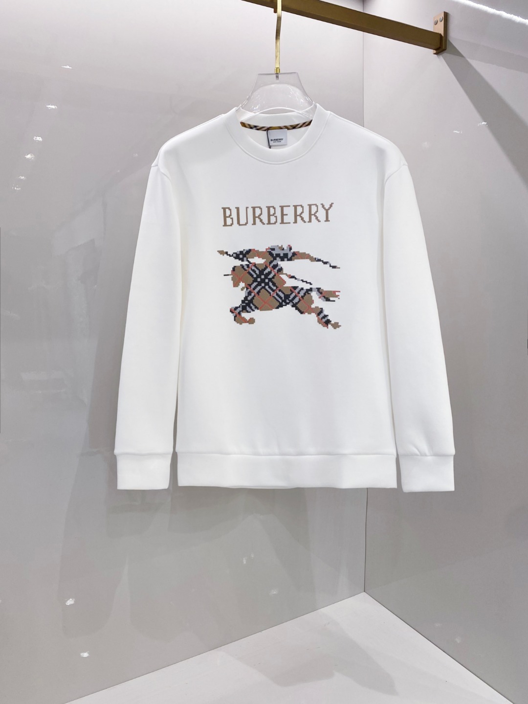 NO:521505,BURBERRY 2025ss autumn and winter new products, long-sleeved space cotton sweatshirt, classic logo design, versatile style, customized fabric, soft and delicate, with a high skin-friendly feel, perfectly interpreting the brand's fashion trend!  Men’s wardrobe are indispensable, and they are low-key designs and must-haves. Dears, please buy them quickly!  S-XL, burberry, burberry, hoodie, sweatshirts, alexander wang19860909BURBERRY巴宝莉 2025ss秋冬新品 长袖太空棉卫衣,经典Logo设计,百搭款,定制面料,柔软细腻,亲肤感极高,完美诠释出品牌的时尚潮流！男人的衣柜都少不了基础 是低调的设计 必备款,亲们赶紧入手！码数S-XL,,burberry,burberry,hoodie,sweatshirts,alexander wang,Men's clothing