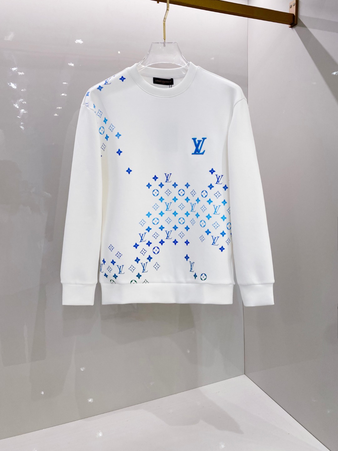 NO:521507,LV Louis Vuitton Gradient Embroidery Round-neck Space Cotton Sweatshirt Color Black White Number S M L XL #Sewed-mixed Gradient Embroidery Process The overall pattern design uses the same embroidery material according to the original design elements. After the original pattern is accurately scanned, the details are adjusted according to the actual object. The color is fixed and dyed with special embroidery threads, and each set of embroidery threads are connected but not intersected. A certain gap is left at the alternating positions of colors, and then the threads of various colors are mixed into it with stitches of different lengths. Even if the color is not distinguished, there is a relatively obvious layering. The overall pattern shows the layered gradient effect. The loose round-neck pullover sweatshirt, the back collar is not easy to deform. The collar ring, shoulder seam, rear piece, hem, and sleeve cage adopts a double-needle cross-seaming process, and the bone seam is not prone to explosive thread to improve the firmness; the neckline, cuff and hem are threaded in the same cylinder.,,louis vuitton,louis  vuitton, hoodie, sweatshirts, alexander wang19860909LV路易威登渐变刺绣圆领太空棉卫衣 颜色黑色 白色 码数S M L XL #掺针渐变刺绣工艺 整体图案设计根据原设计元素采用同种刺绣材质.原图案电脑精准扫描后,根据实物调整细节处理. 对色定染特殊绣线,每组绣线之间有衔接却不互相交错.在颜色交替的位置留出一定空隙,然后用不同长度的针脚把各种颜色的丝线掺缝进去.即便不用颜色区分也有比较明显的分层,整体图案表现层层叠叠的渐变效果. 宽松圆领套头卫衣,后领人织带包领不易变形.领圈、肩缝、后片、下摆、袖笼采用双针车线跨缝工艺,骨缝不易爆线提高牢固功能；领口、袖口和下摆同缸螺纹收口.,,louis vuitton,louis vuitton,hoodie,sweatshirts,alexander wang,Men's clothing