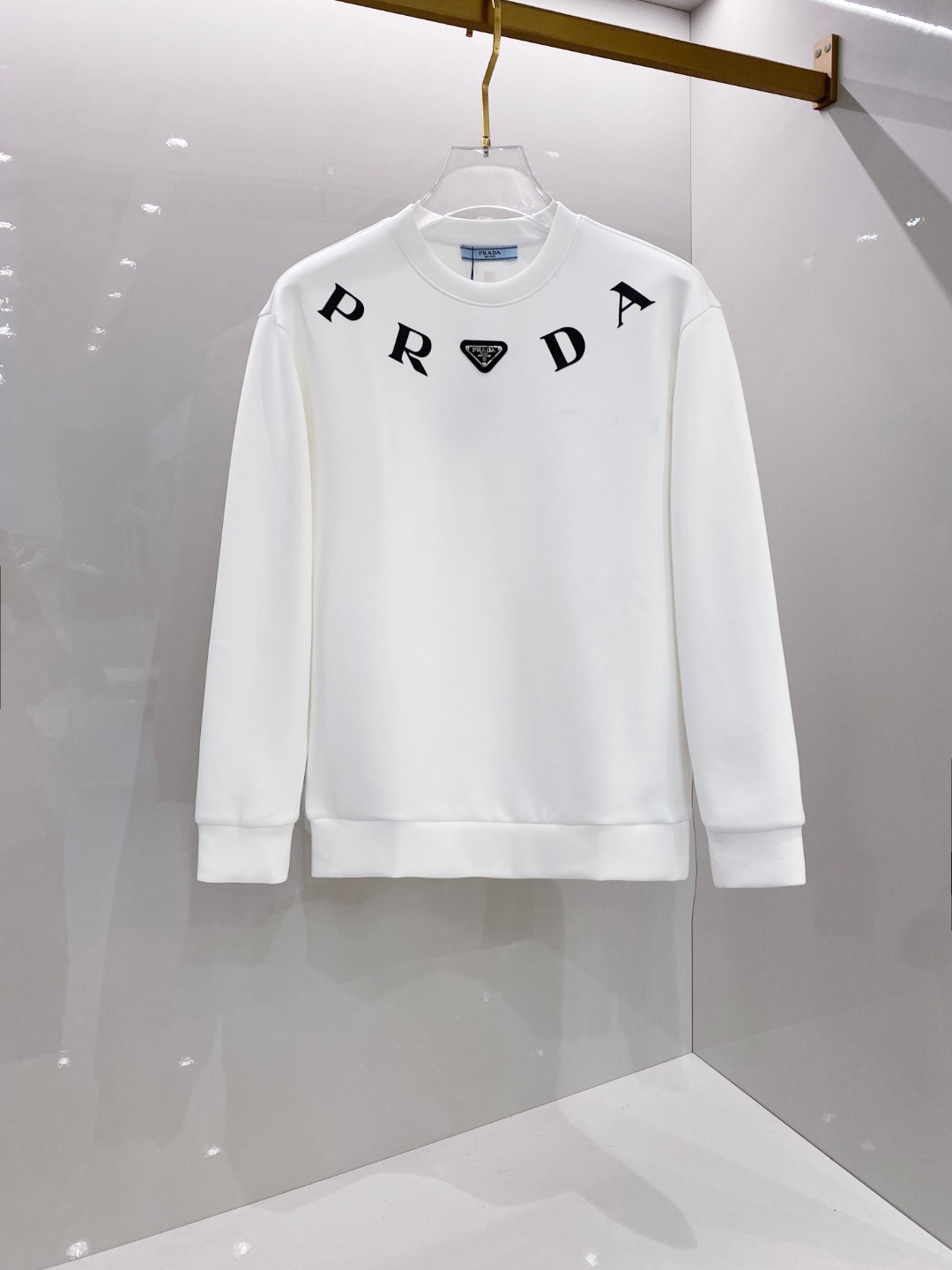 NO:521509,PRADA 2025ss autumn and winter new products, long-sleeved space cotton sweatshirt, classic logo design, versatile models, released simultaneously on the official website. Customized fabrics are soft and delicate, with a high skin-friendly feel, perfectly interpreting the brand's fashion trend!  Men’s wardrobe are indispensable, and they are low-key designs and must-haves. Dears, please buy them quickly!  S-XL, prada, prada, hoodie, sweatshirts, alexander wang19860909PRADA 普拉达 2025ss秋冬新品 长袖太空棉卫衣,经典Logo设计,百搭款 官网同步发售 定制面料,柔软细腻,亲肤感极高,完美诠释出品牌的时尚潮流！男人的衣柜都少不了基础 是低调的设计 必备款,亲们赶紧入手！码数S-XL,,prada,prada,hoodie,sweatshirts,alexander wang,Men's clothing